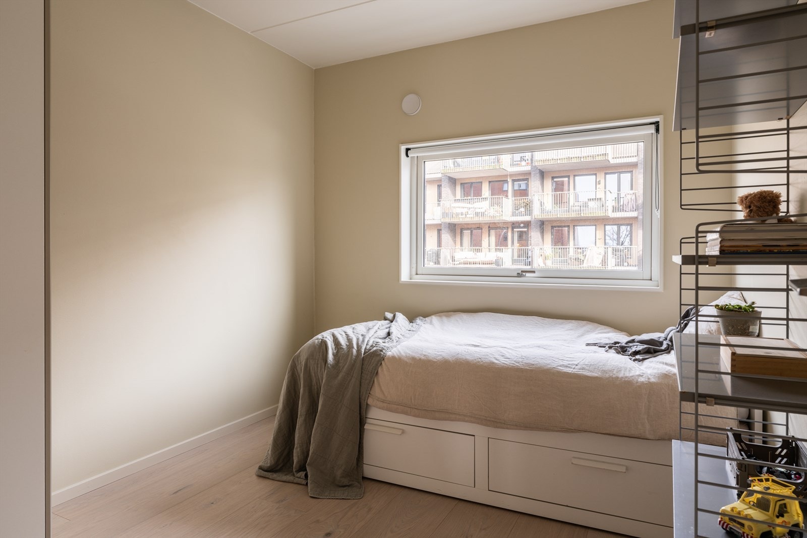 Et lyst og anvendelig soverom som enkelt kan tilpasses familiens behov. Galleribilde