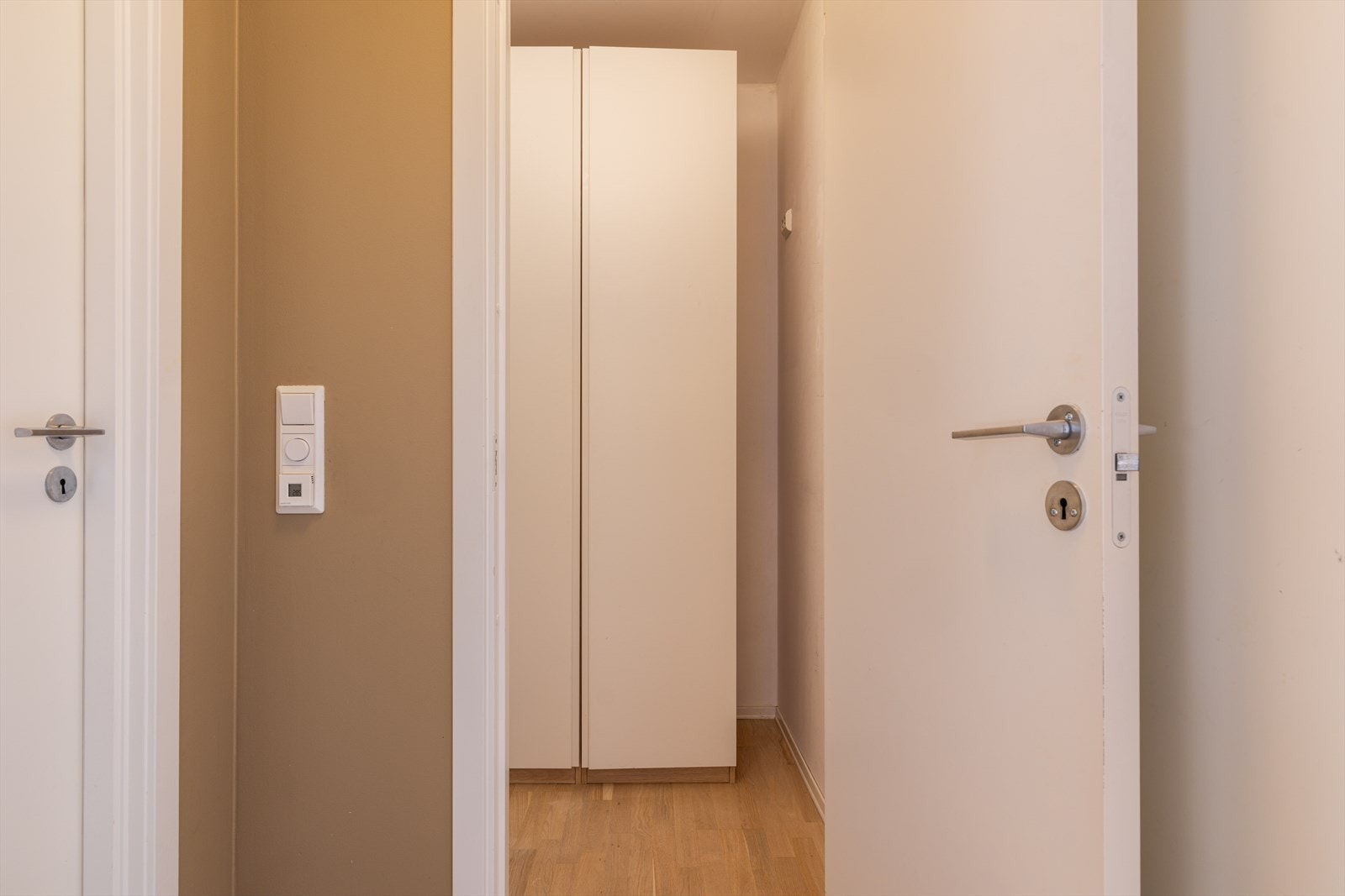 Boligen har to innvendige boder, noe som sikrer rikelig med oppbevaringsplass. Galleribilde