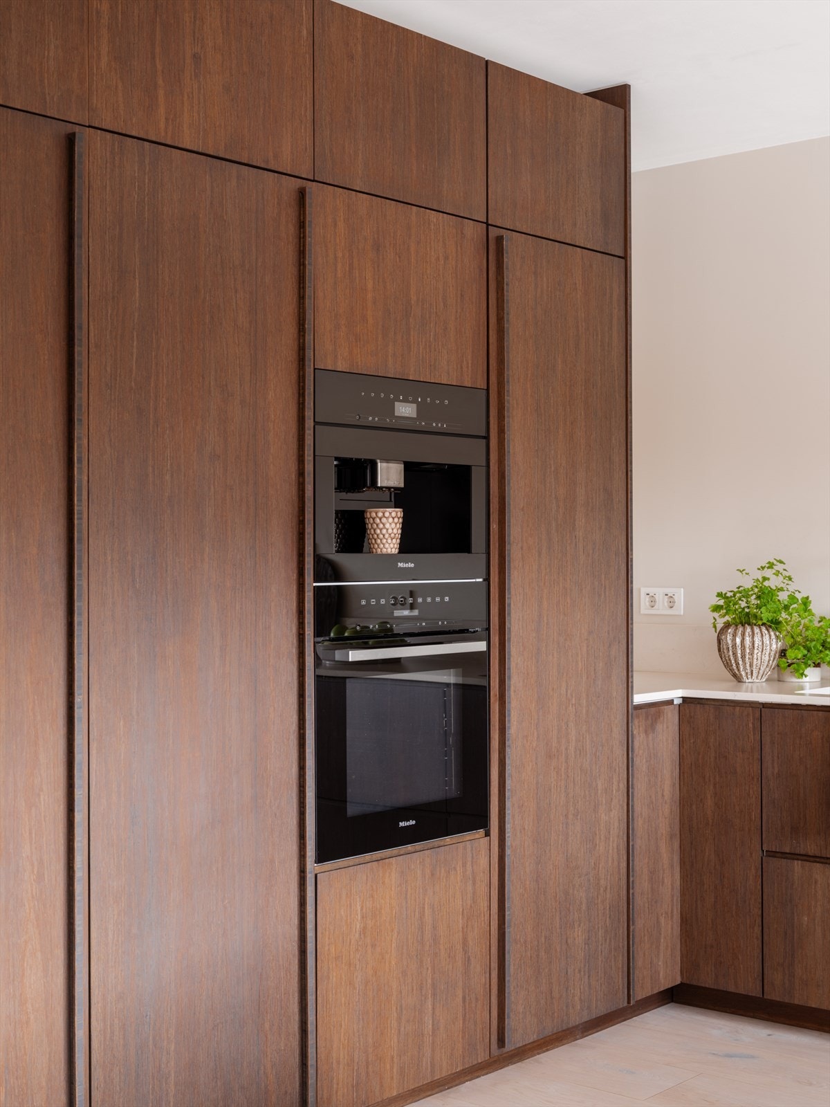 Kjøkkenet har integrerte kvalitetshvitevarer fra Miele. Galleribilde