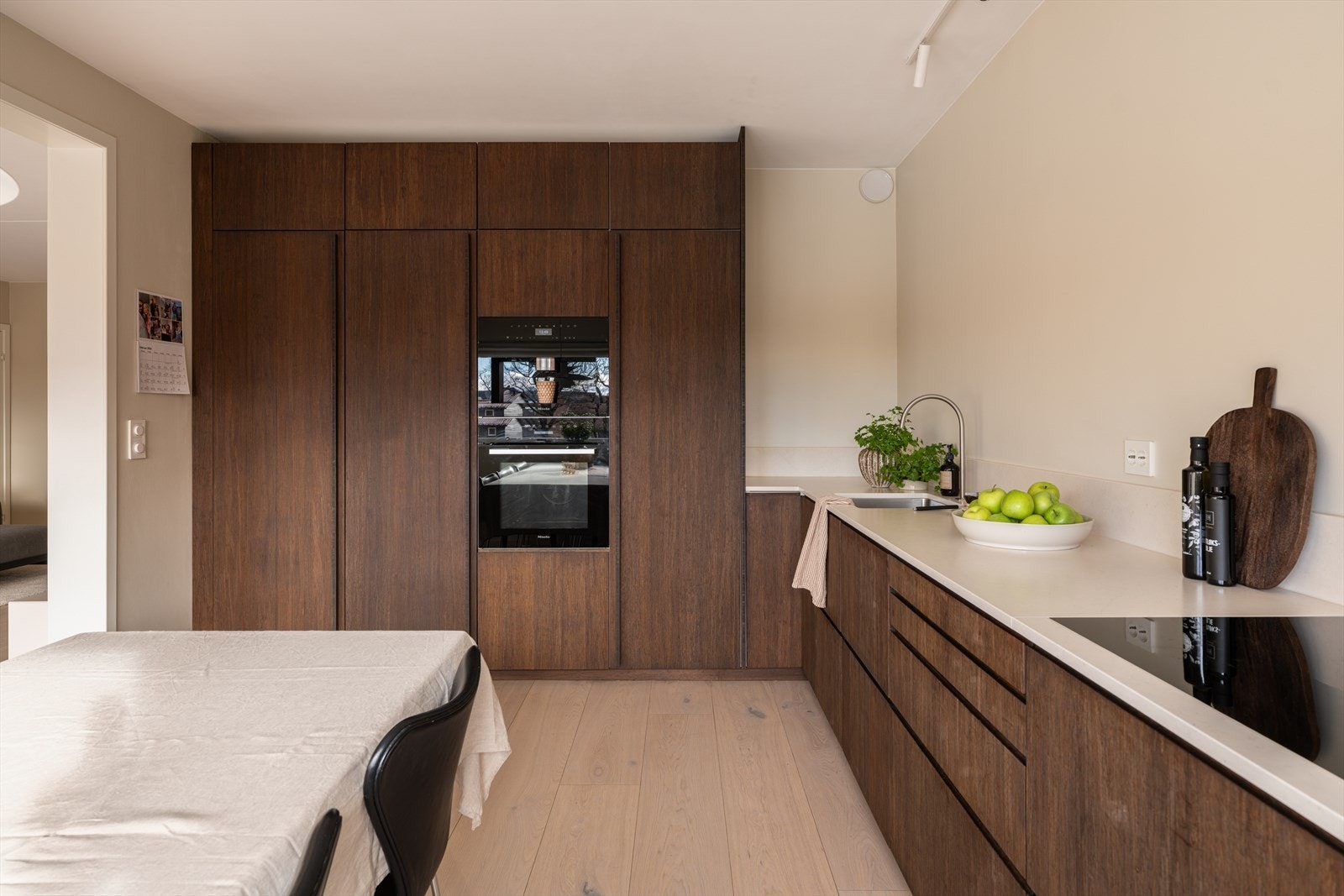 Kjøkkenet er stilrent med god oppbevaringsplass i skuffer og skap som gjør det enkelt å holde orden. Galleribilde