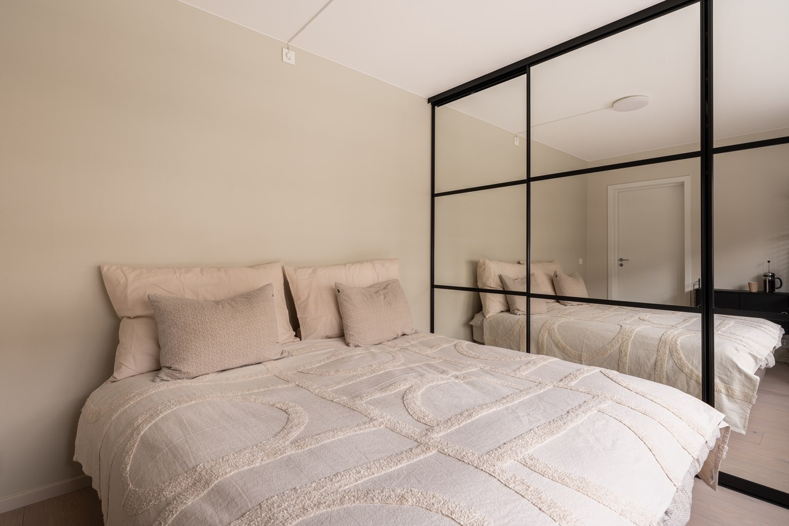 Det er god plass til dobbeltseng, nattbord og øvrig møblement. Galleribilde