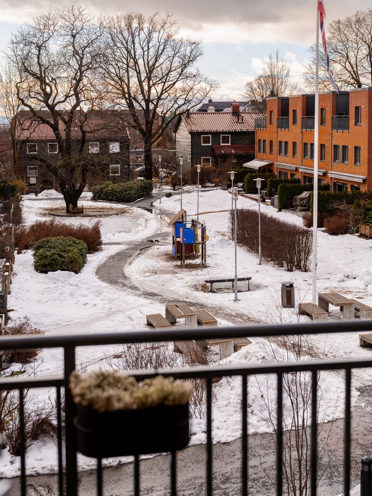 Balkongen har utsikt mot et trivelig gårdsrom. Galleribilde