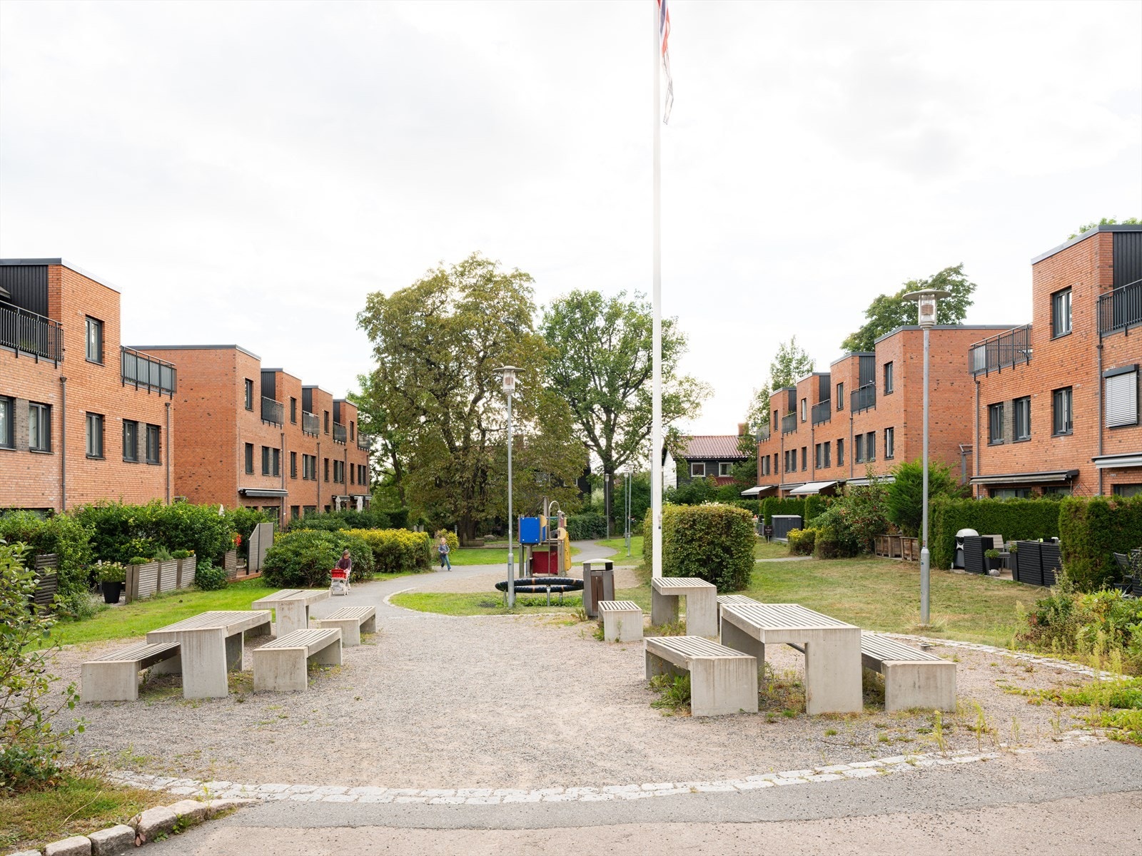 Kollektivtilbudet er svært godt. Hasle T-banestasjon (linje 5) ligger i umiddelbar nærhet, og flere busslinjer (21, 28, 60 og Flybussen) stopper like i nærheten. Galleribilde