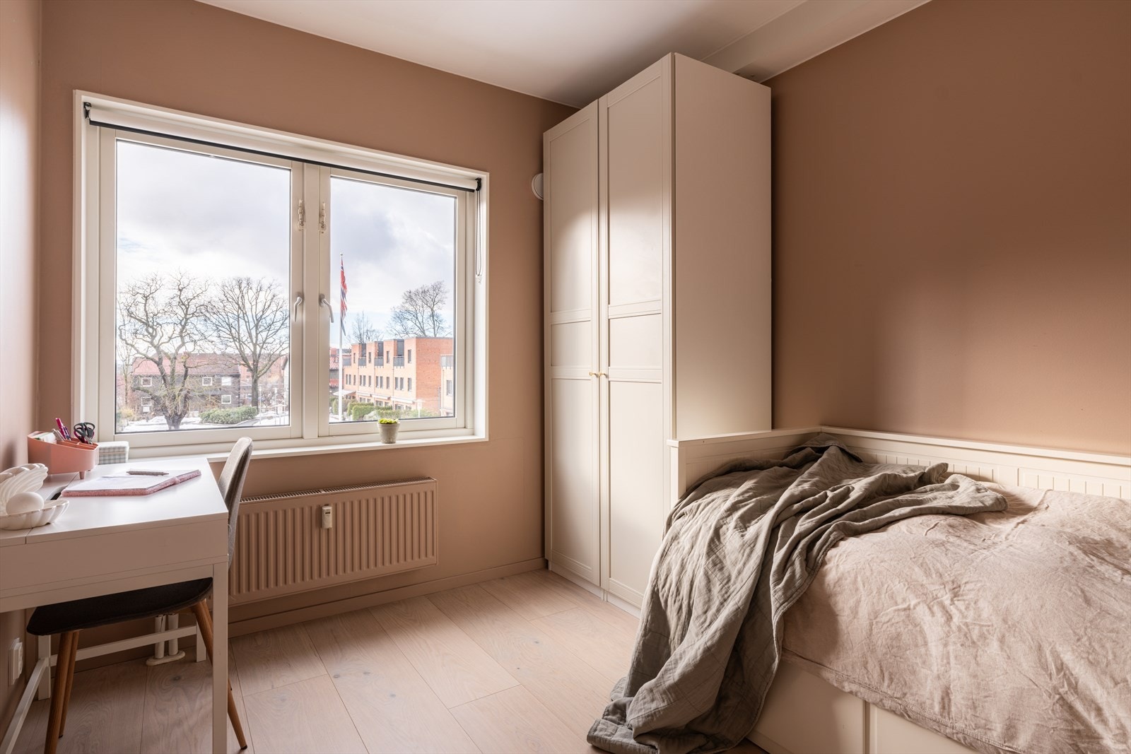 Lyst og innbydende soverom med store vindusflater som fyller rommet med naturlig lys. Galleribilde