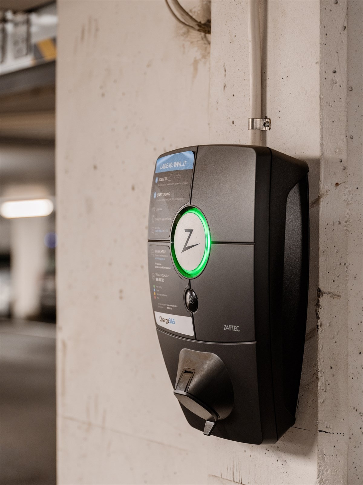 Det er lader for elbil på plassen. Galleribilde