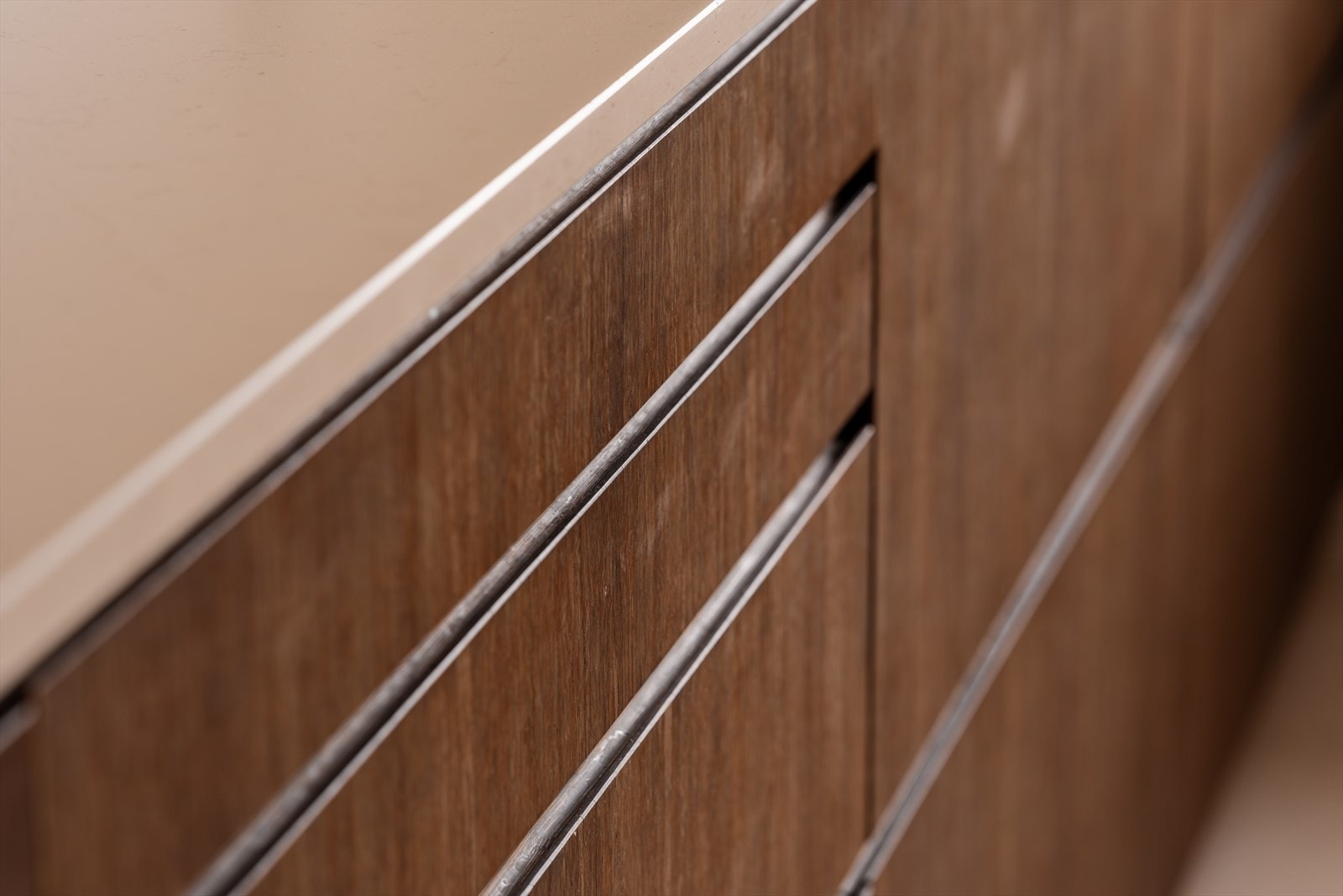 Kjøkkenet har stilrene detaljer, og den solide steinbenkeplaten tilfører et eksklusivt uttrykk. Galleribilde