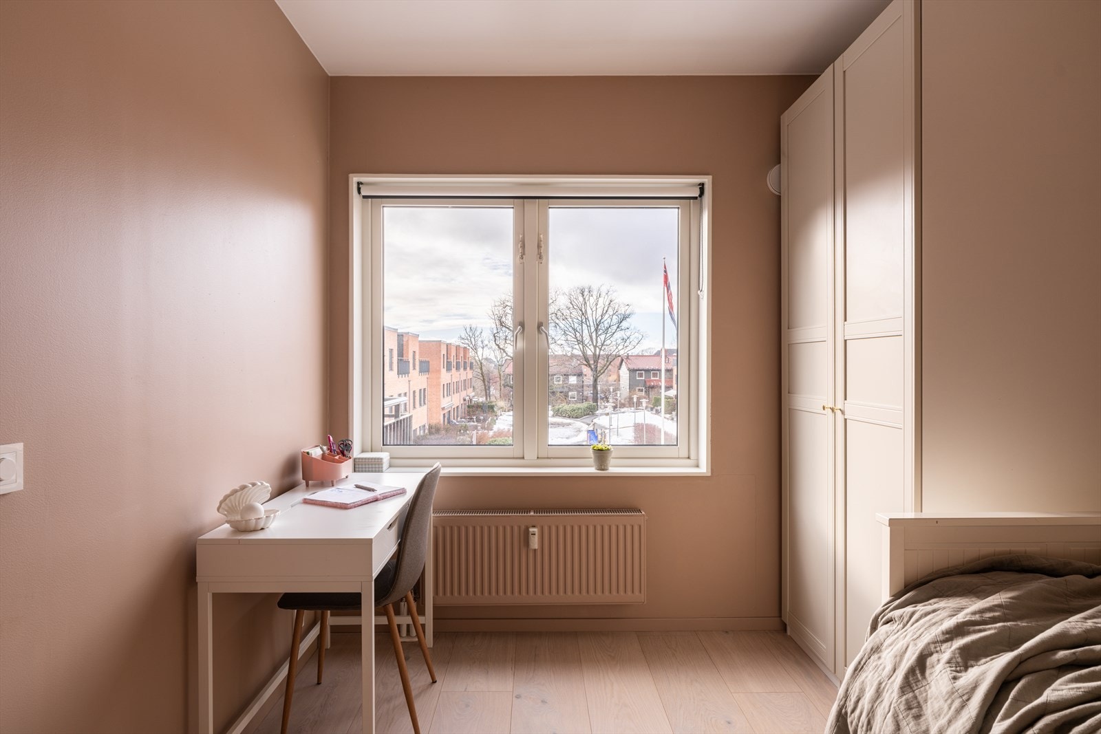 Rommet gir god plass til både ønsket møblement og et romslig garderobeskap. Galleribilde