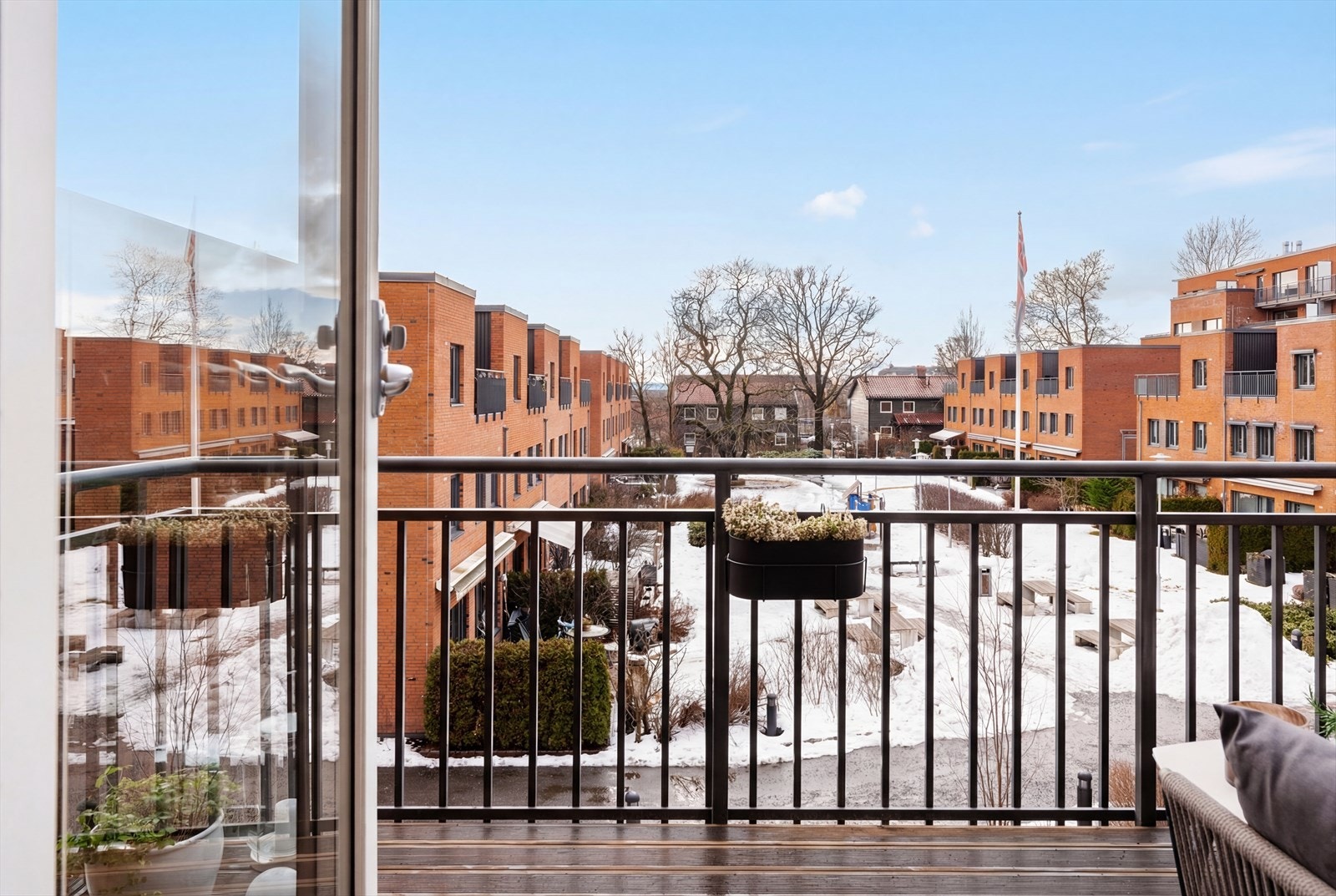 Stor vestvendt balkong som gir rikelig plass til utemøbler, og som inviterer til hyggelige stunder. Galleribilde