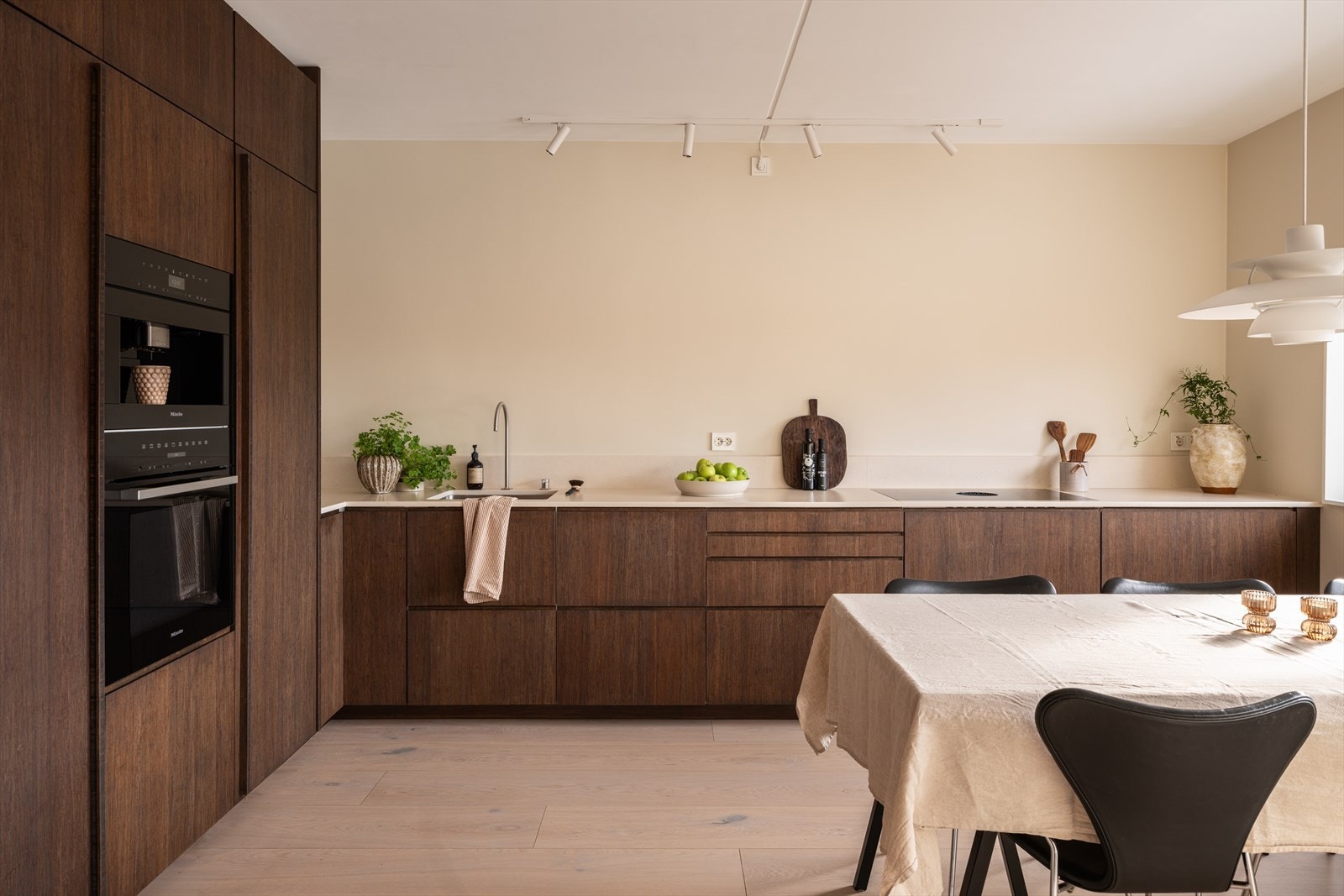 Påkostet kjøkken med fronter fra Ask og Eng 2023, med et helhetlig og gjennomført uttrykk. Galleribilde