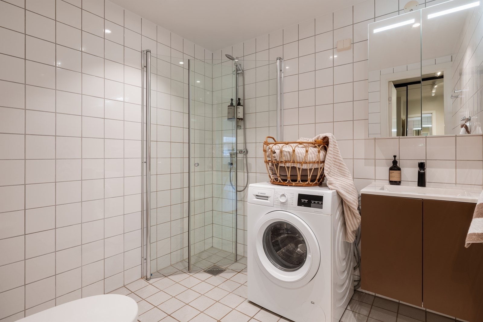 Badet er av god størrelse med dusj, toalett og opplegg for vaskemaskin. Galleribilde