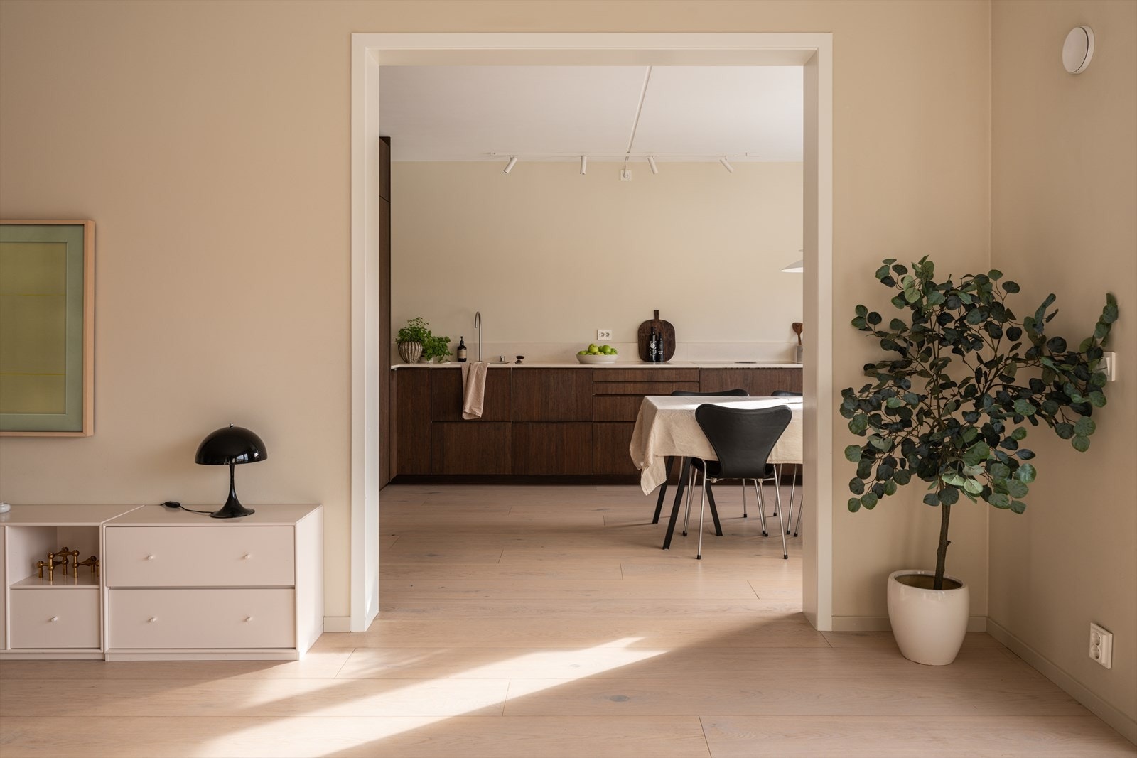 Her får dere en luftig og lekker 4-roms med fantastisk intern beliggenhet. Galleribilde