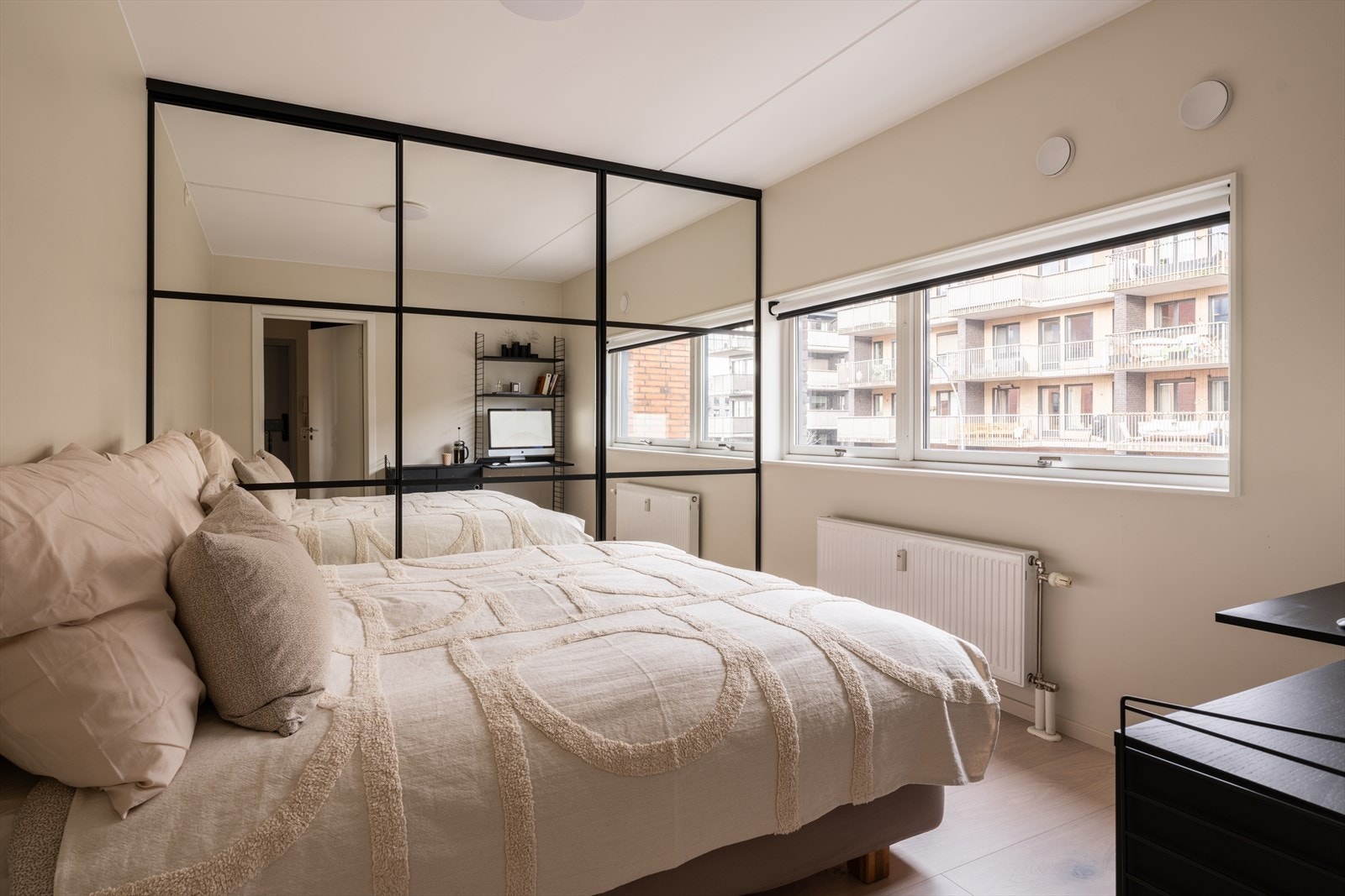 Videre kommer du til hovedsoverommet med lyse vegger, stort vindu og rikelig med garderobeplass. Galleribilde