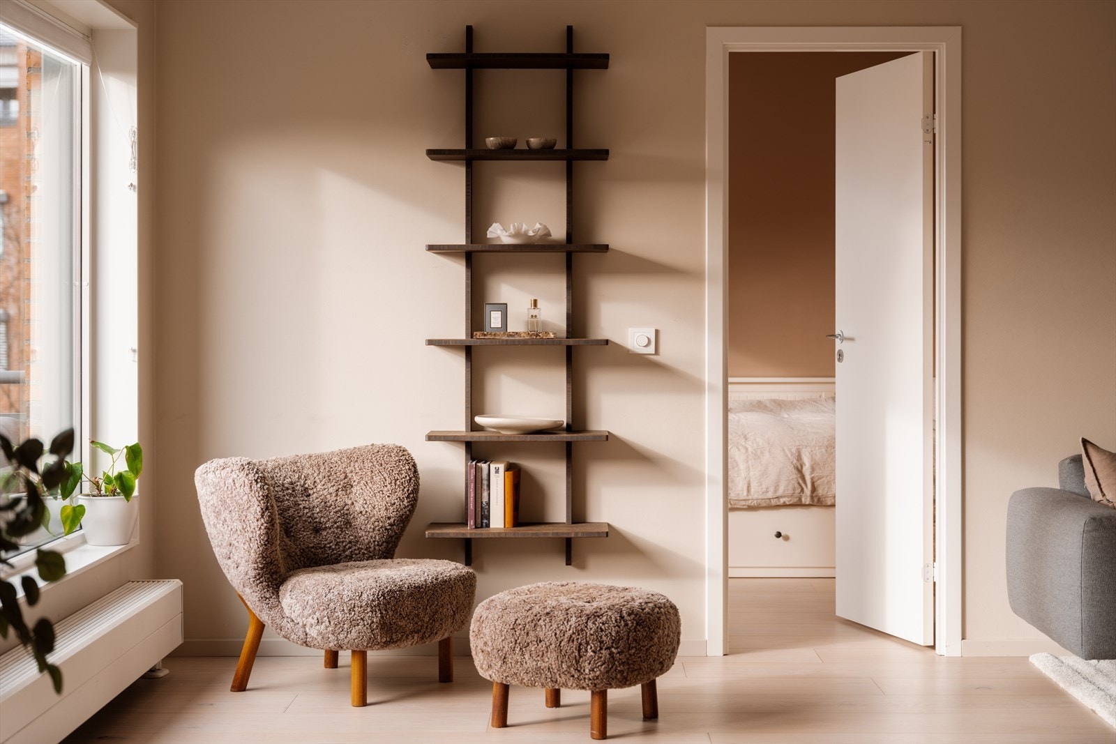 Fra stuen går vi videre inn til boligens første soverom. Galleribilde