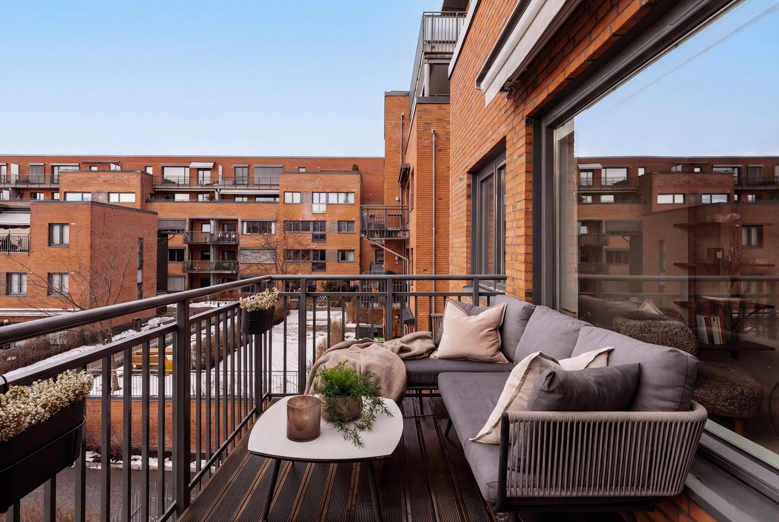 Balkongen blir et naturlig samlingspunkt for venner og familie, og inviterer til solfylte og hyggelige sommerstunder. Galleribilde