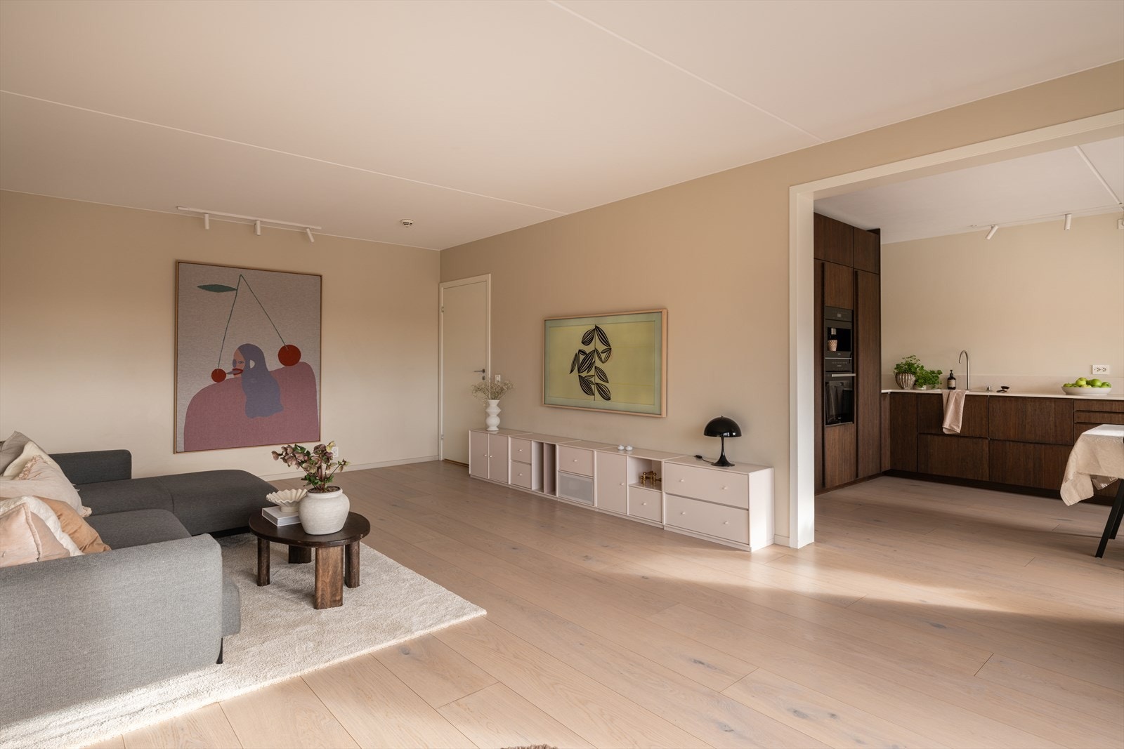 Herdet eikeparkett (Woodura) lagt flytende på trinnlydsdempende underlag i 2022. Galleribilde