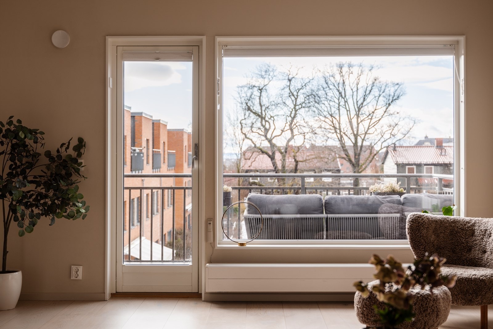 På varme sommerdager blir balkongen en naturlig forlengelse av stuen. Galleribilde