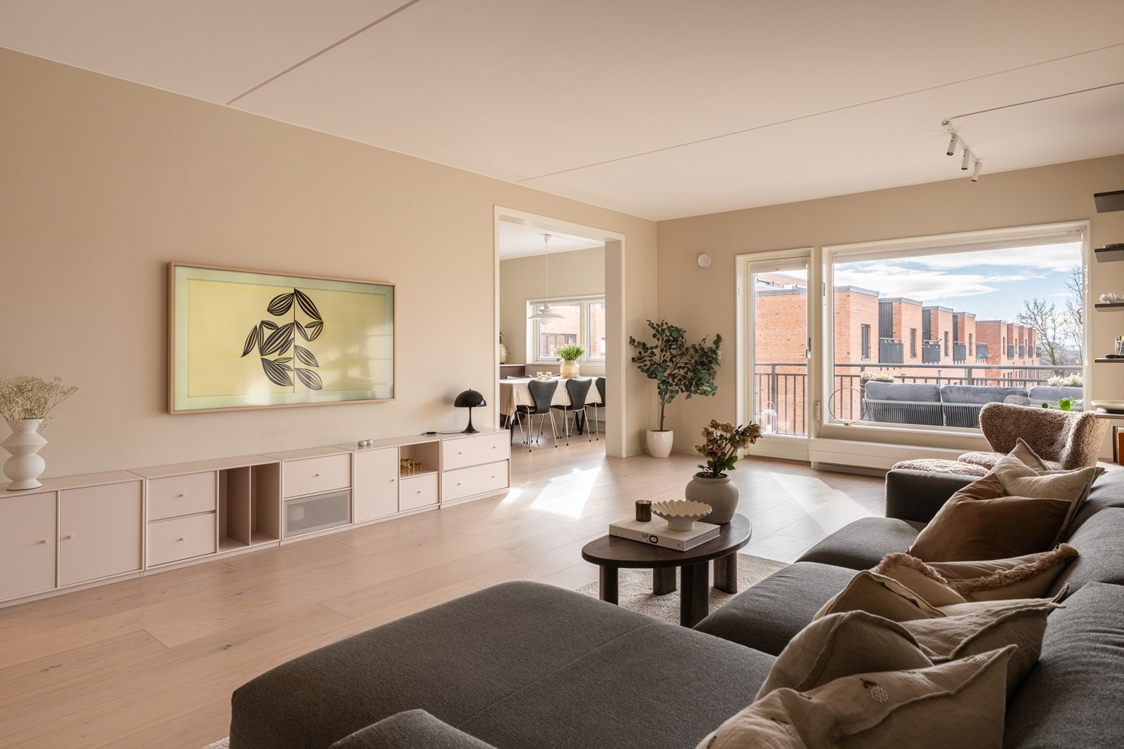 Store vindusflater gir godt med dagslys og bidrar til en lys og behagelig atmosfære, samtidig som de legger til rette for god gjennomlufting. Galleribilde