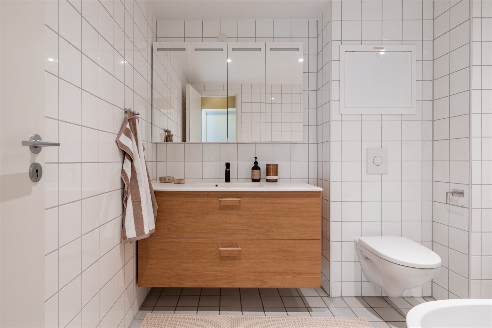 Bad nr. 1! Romslig med flislagte overflater og deilig varme i gulvet. Galleribilde