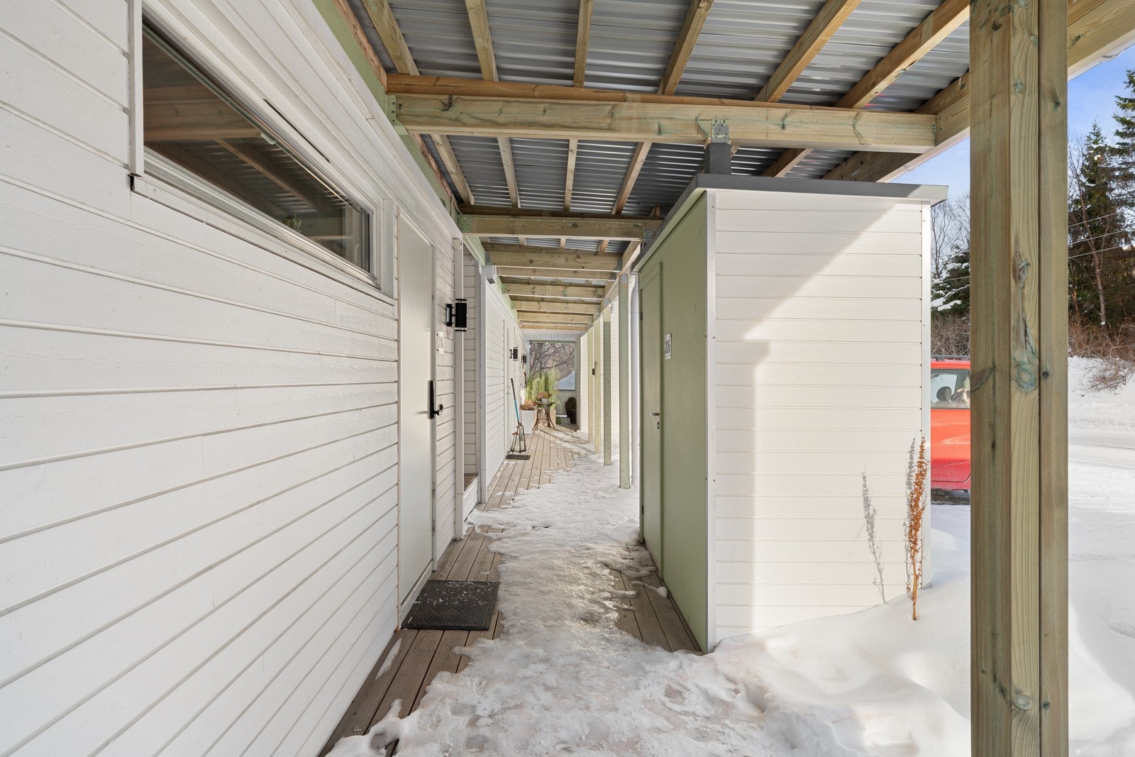 Takoverbygd inngangsparti og fast parkeringsplass like ved!