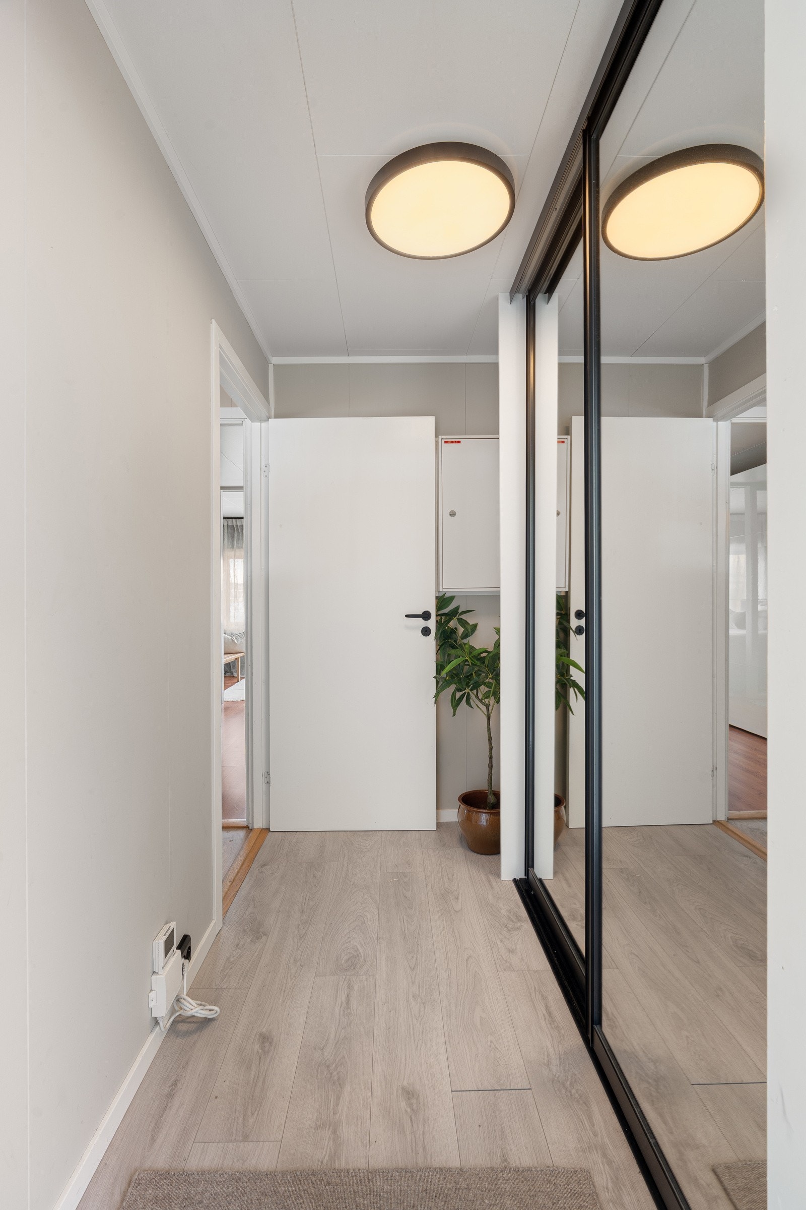I entréen er det en stor skyvedørsgarderobe med speildører og oppbevaringsplass. Det er satt inn ny ytterdør i 2025