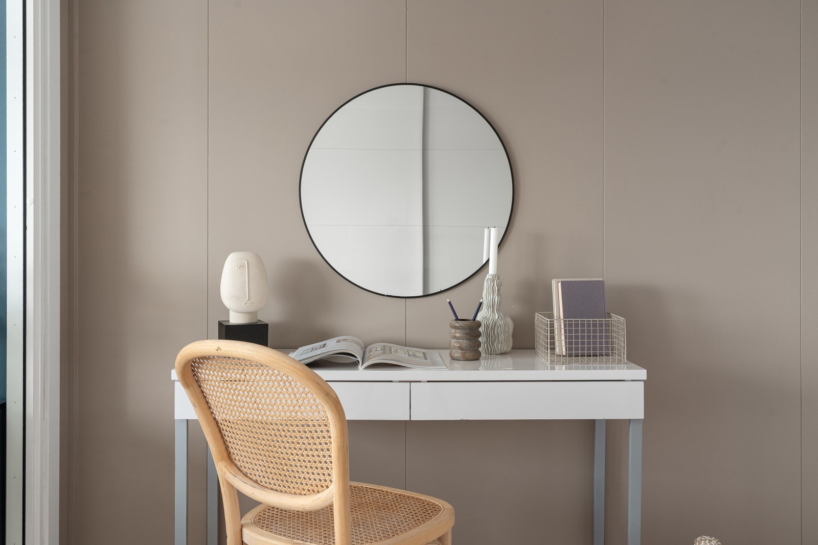 Det er god plass til kontorpult på soverommet.