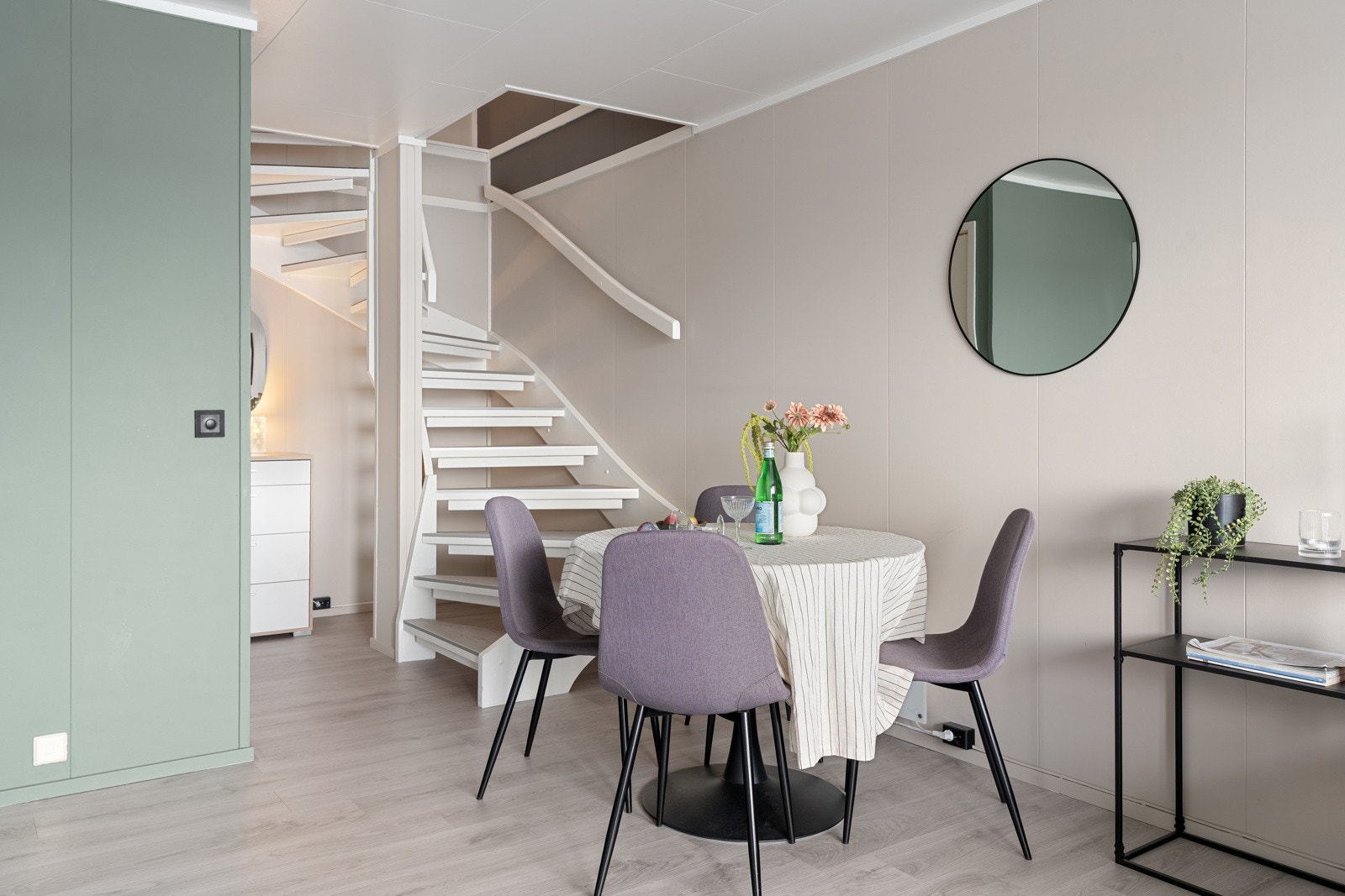 Det er god plass til langbord, hvor man kan samles til middager med venner og familie