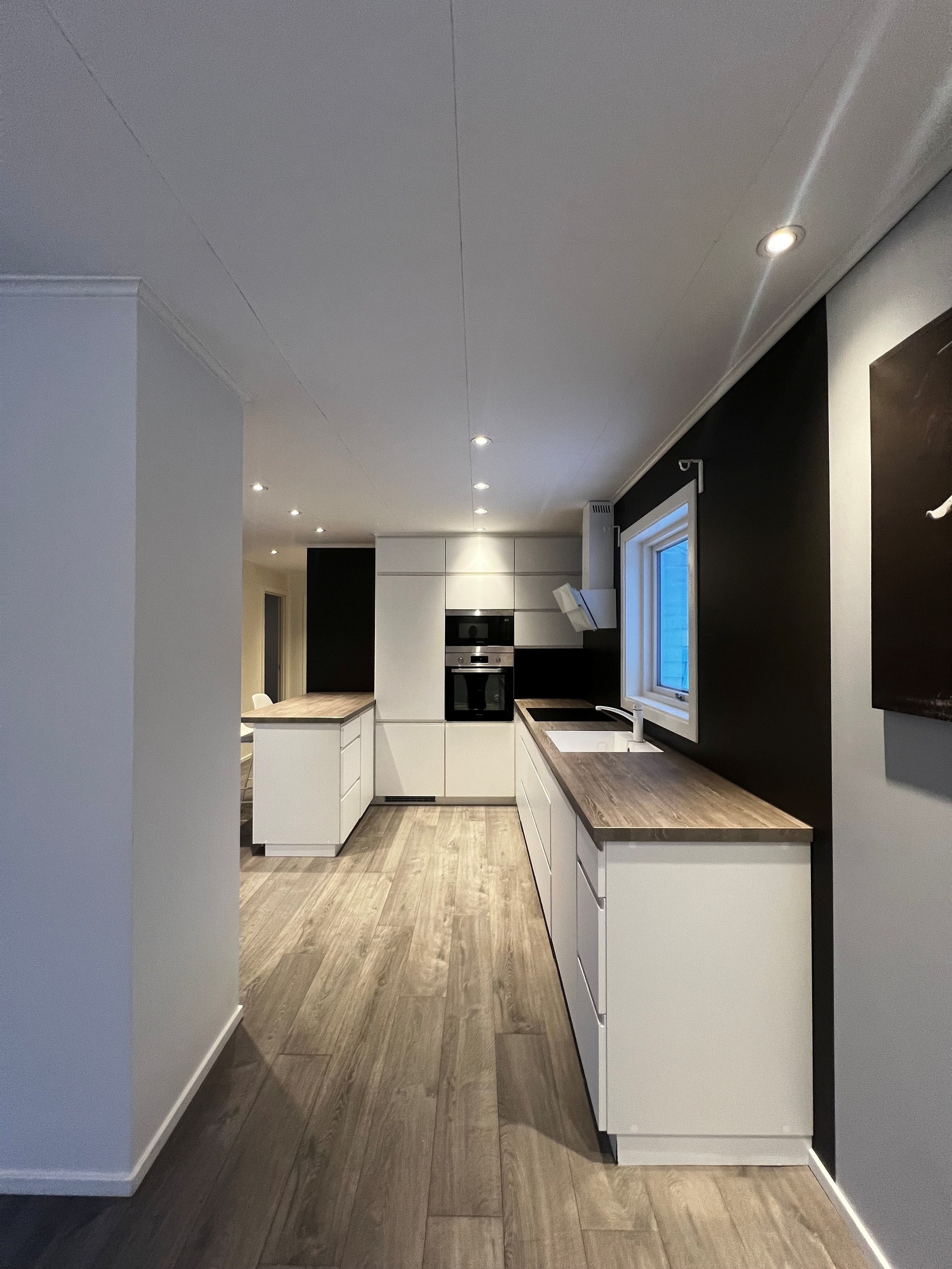 Åpen kjøkkenløsning med god plass til spisebord i stuesone Galleribilde