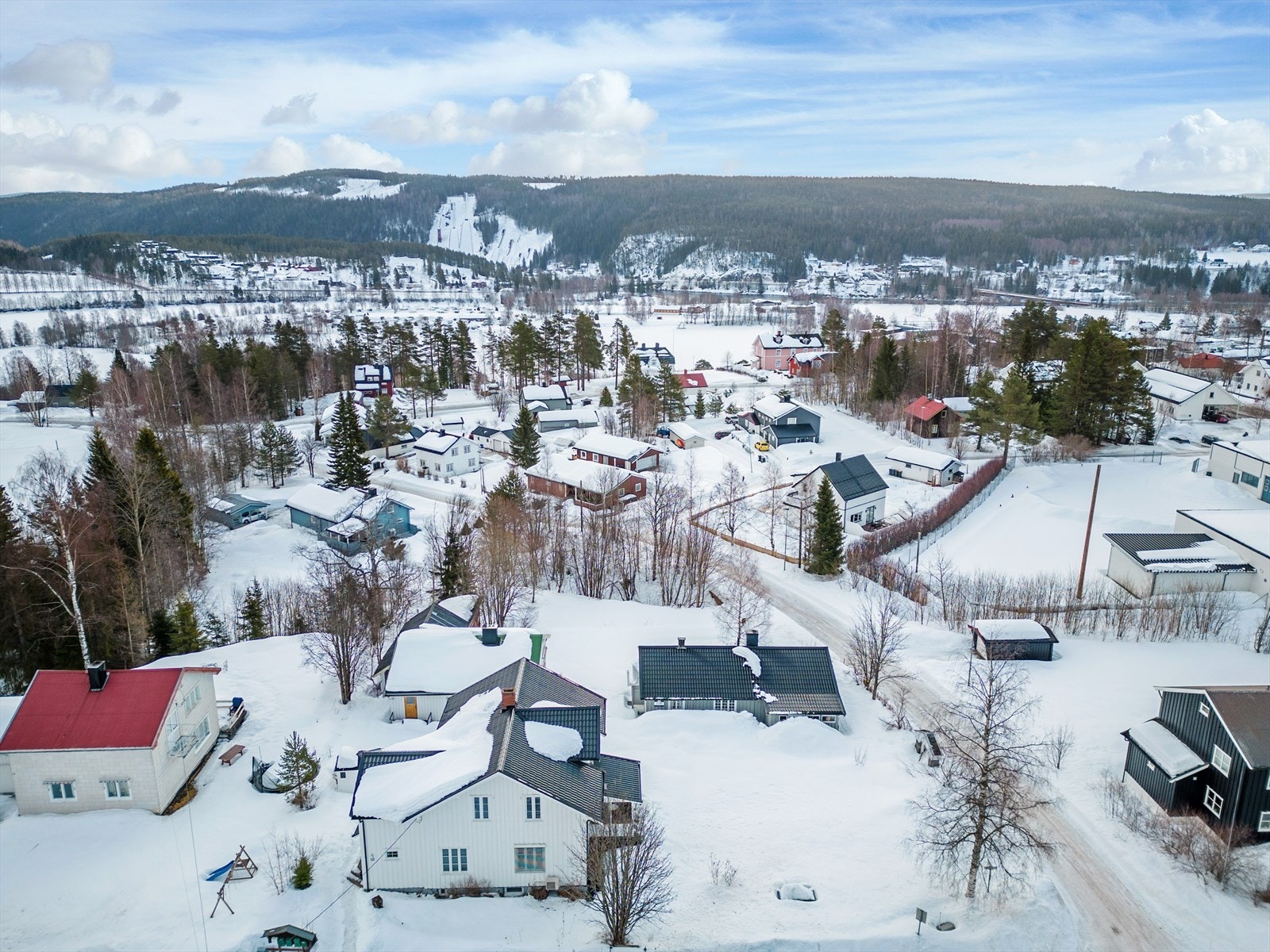 Kort vei til sentrum, skole og barnehage fra eiendommen. Galleribilde