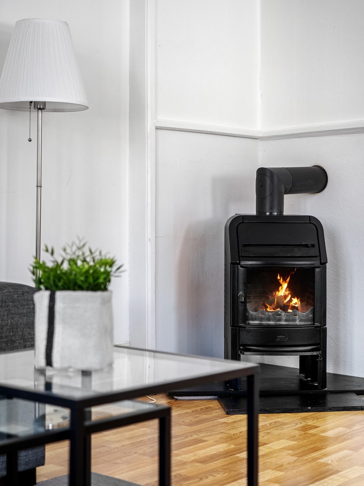 Oppvarming med blant annet vedfyring i stuen i 1.etasje. Galleribilde