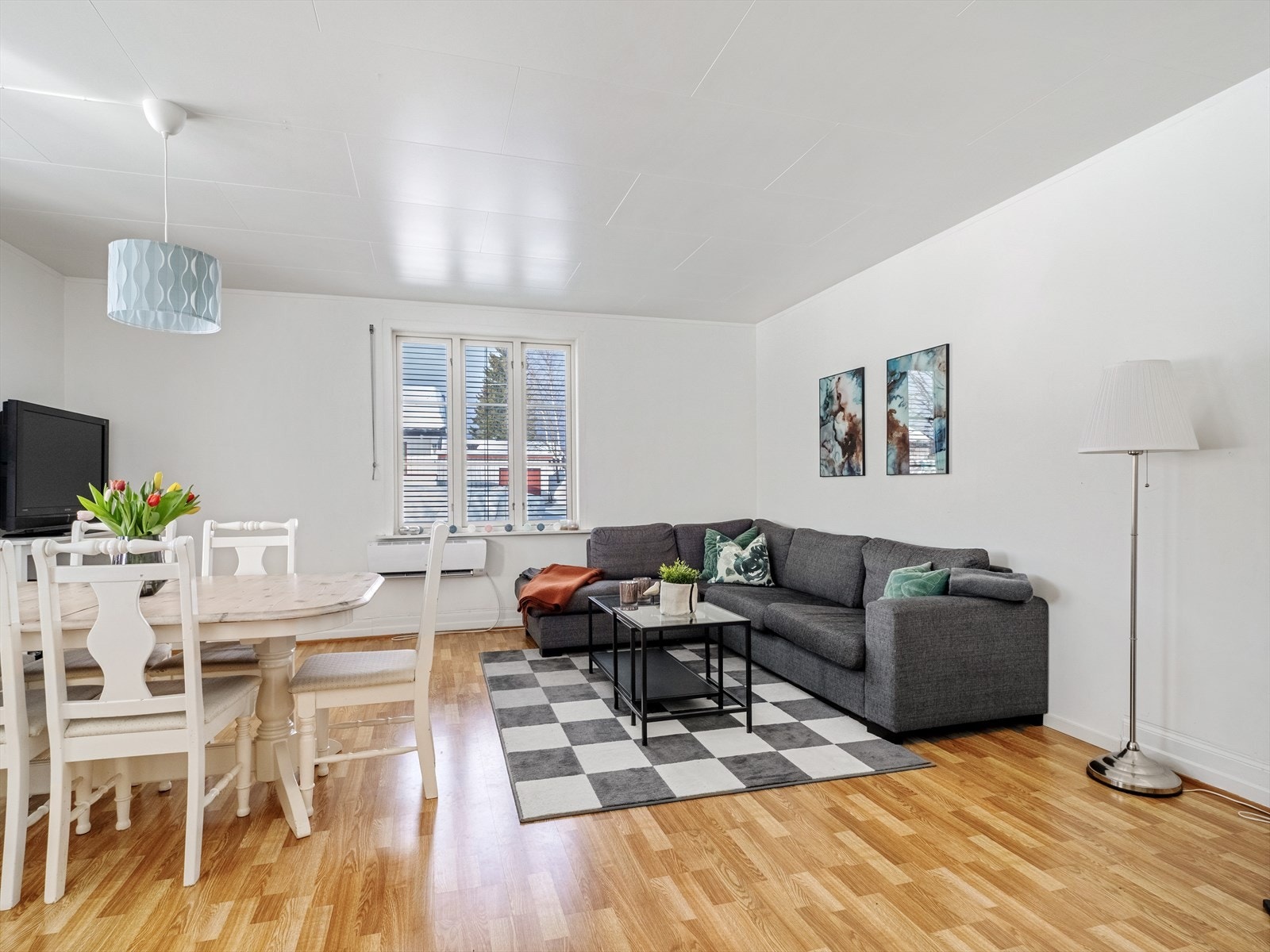 Lys, romslig stue i 1.etasje med plass til spisebord. Galleribilde
