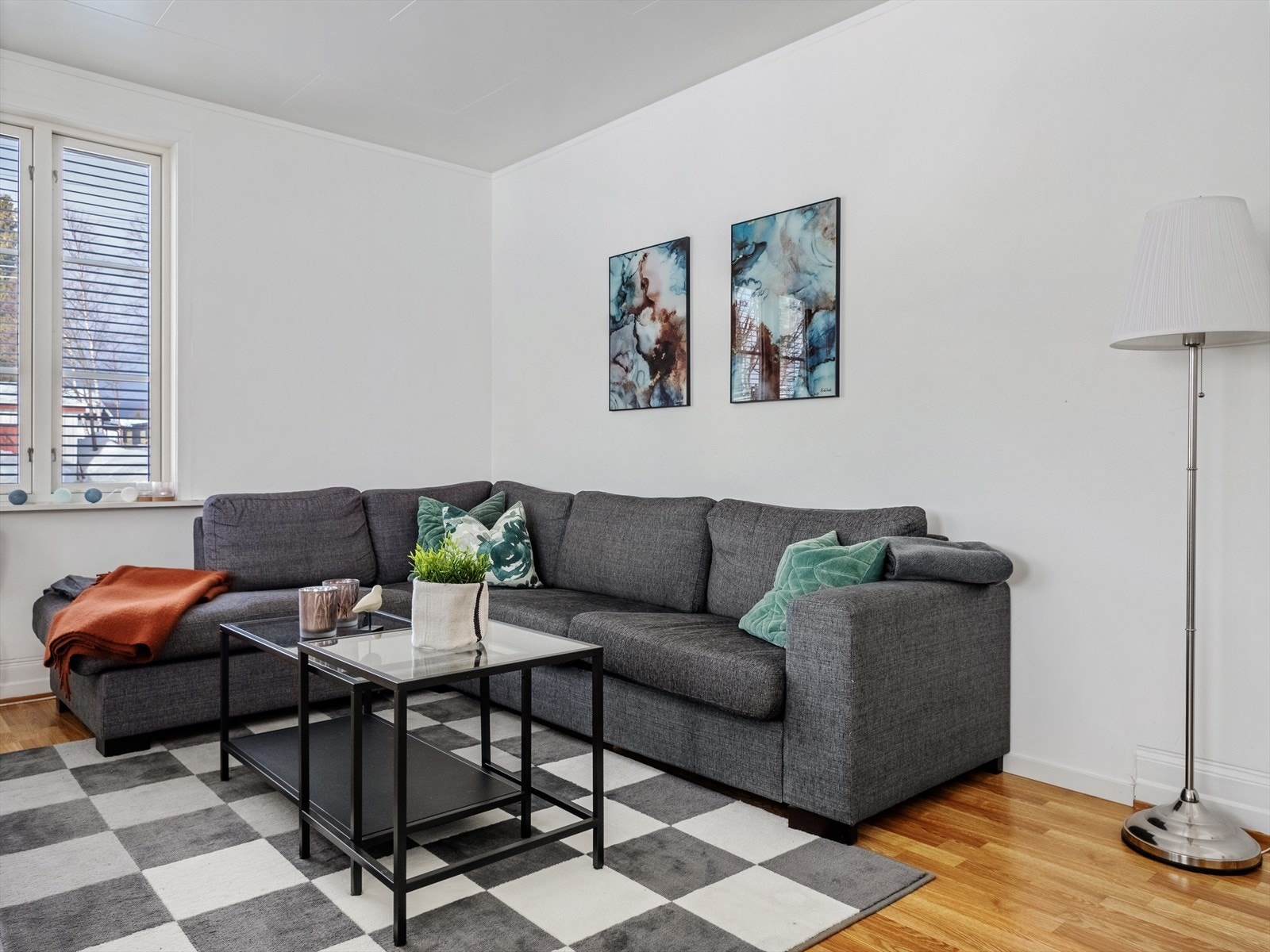 Stuen i 1.etasje har god plass til sofakrok og tv-bord. Galleribilde