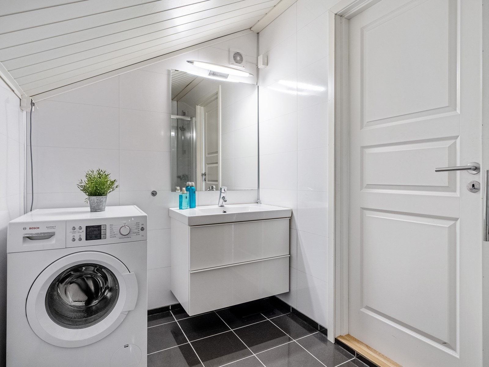 Badet i 2.etasje er innredet med servant på innredning, toalett og dusjhjørne med glassdører. Galleribilde