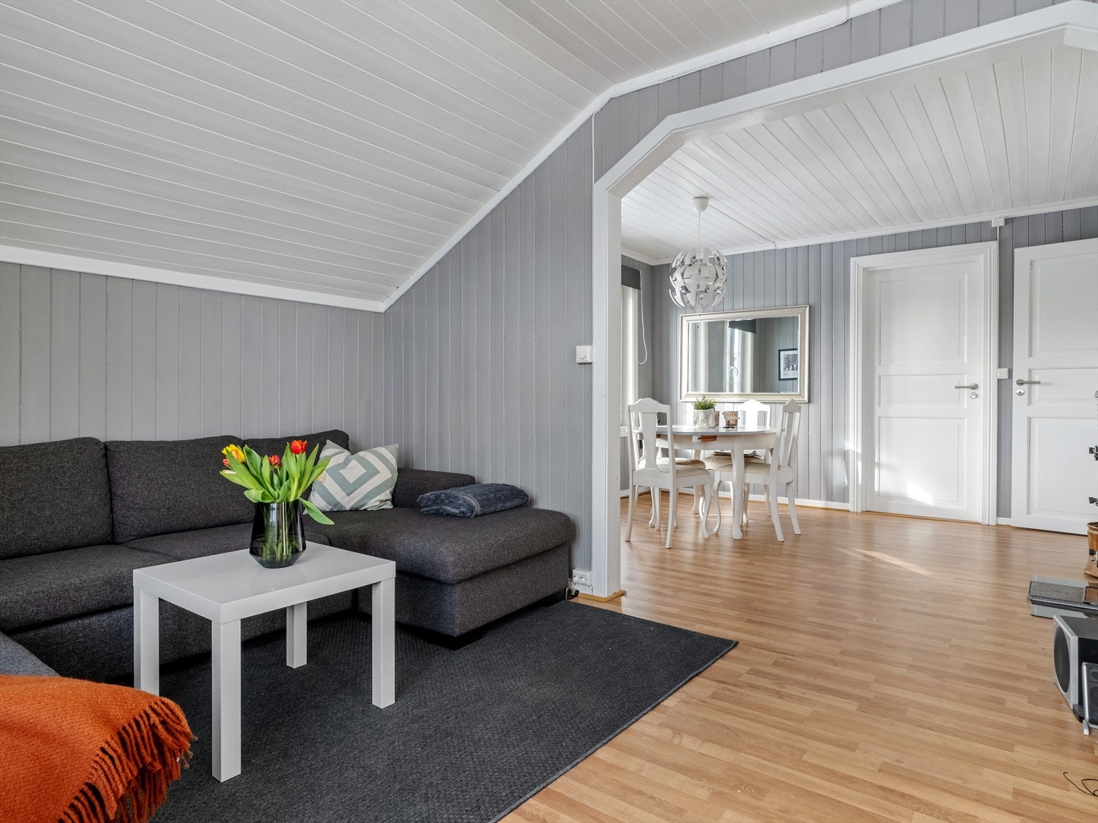 Stuen i 2.etasje har dels åpen løsning til spisestue. Galleribilde