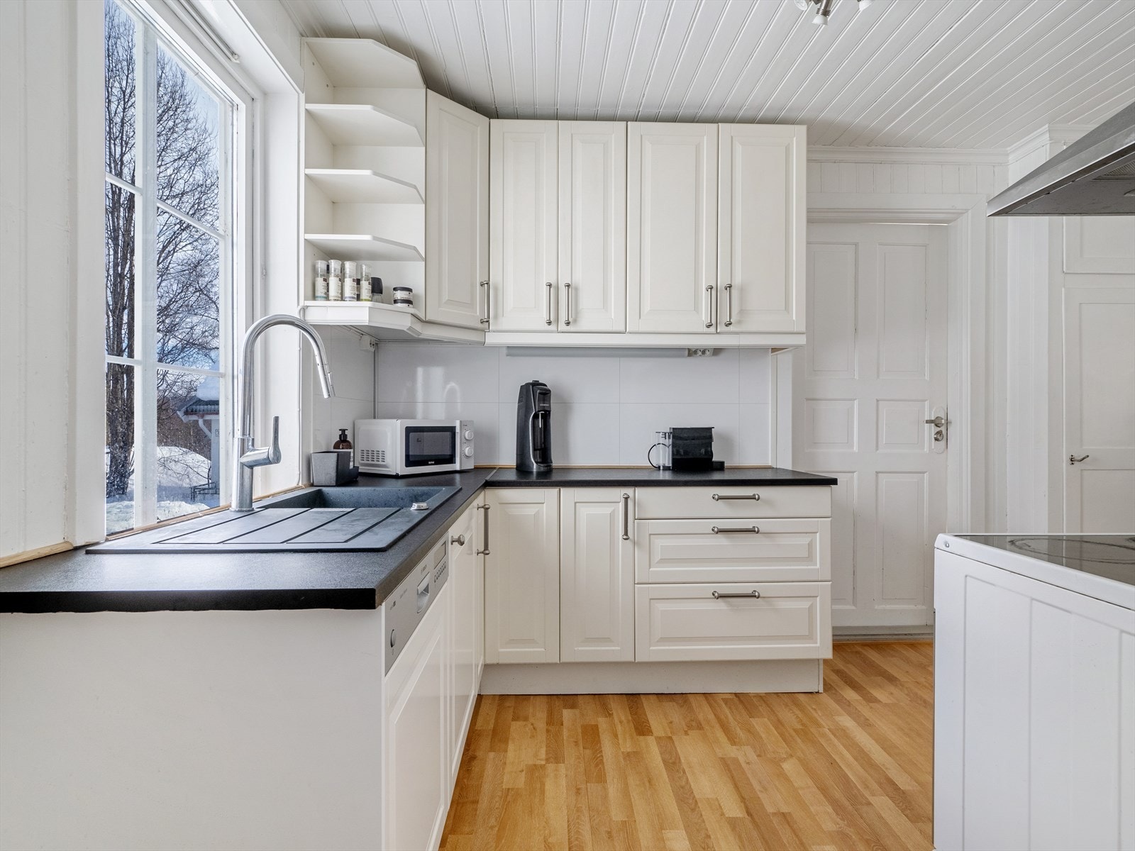 Godt med skap- og benkeplass på kjøkkenet i 1.etasje. Galleribilde