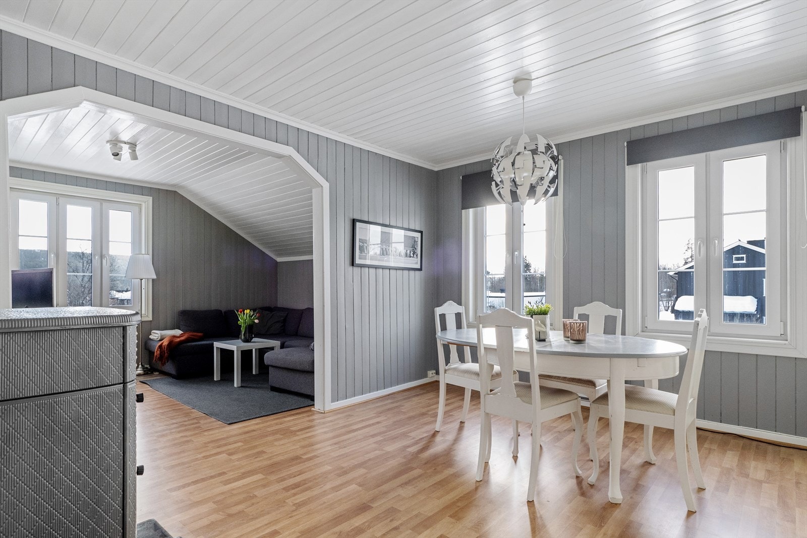 Oppvarming av stuen i 2.etasje med både vedfyring og varmepumpe. Galleribilde