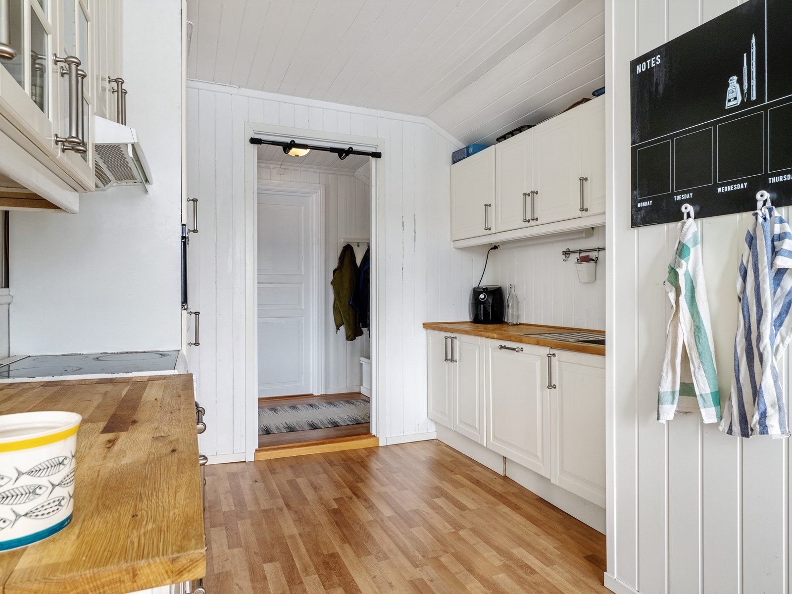 Godt med skap- og benkeplass på kjøkkenet i 2.etasje. Galleribilde