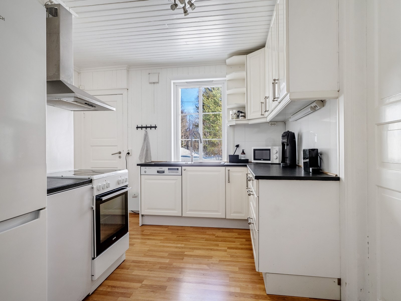 Kjøkken i 1.etasje med integrert oppvaskmaskin og frittstående hvitevarer ellers. Galleribilde