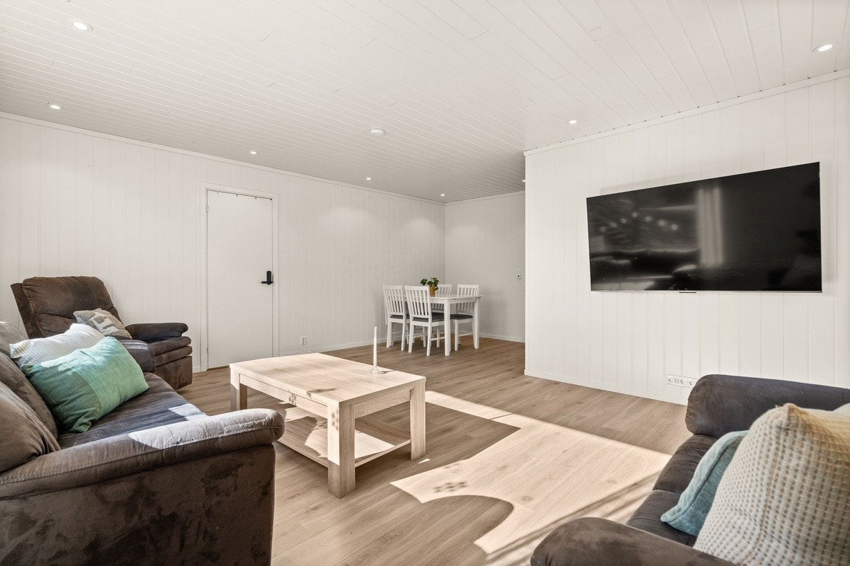 Leiligheten har en stor stue Galleribilde