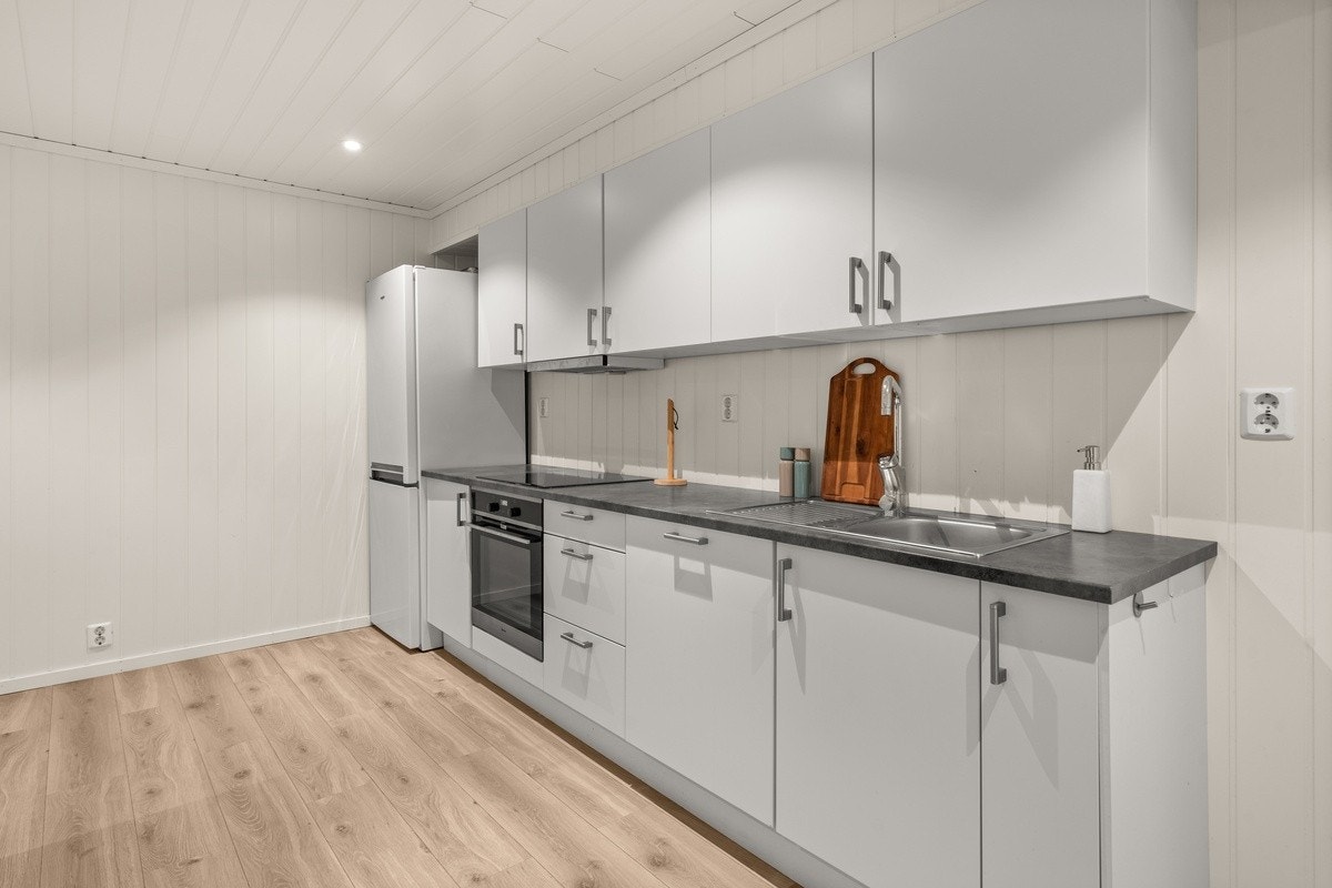 Kjøkkenet er lyst og stort Galleribilde