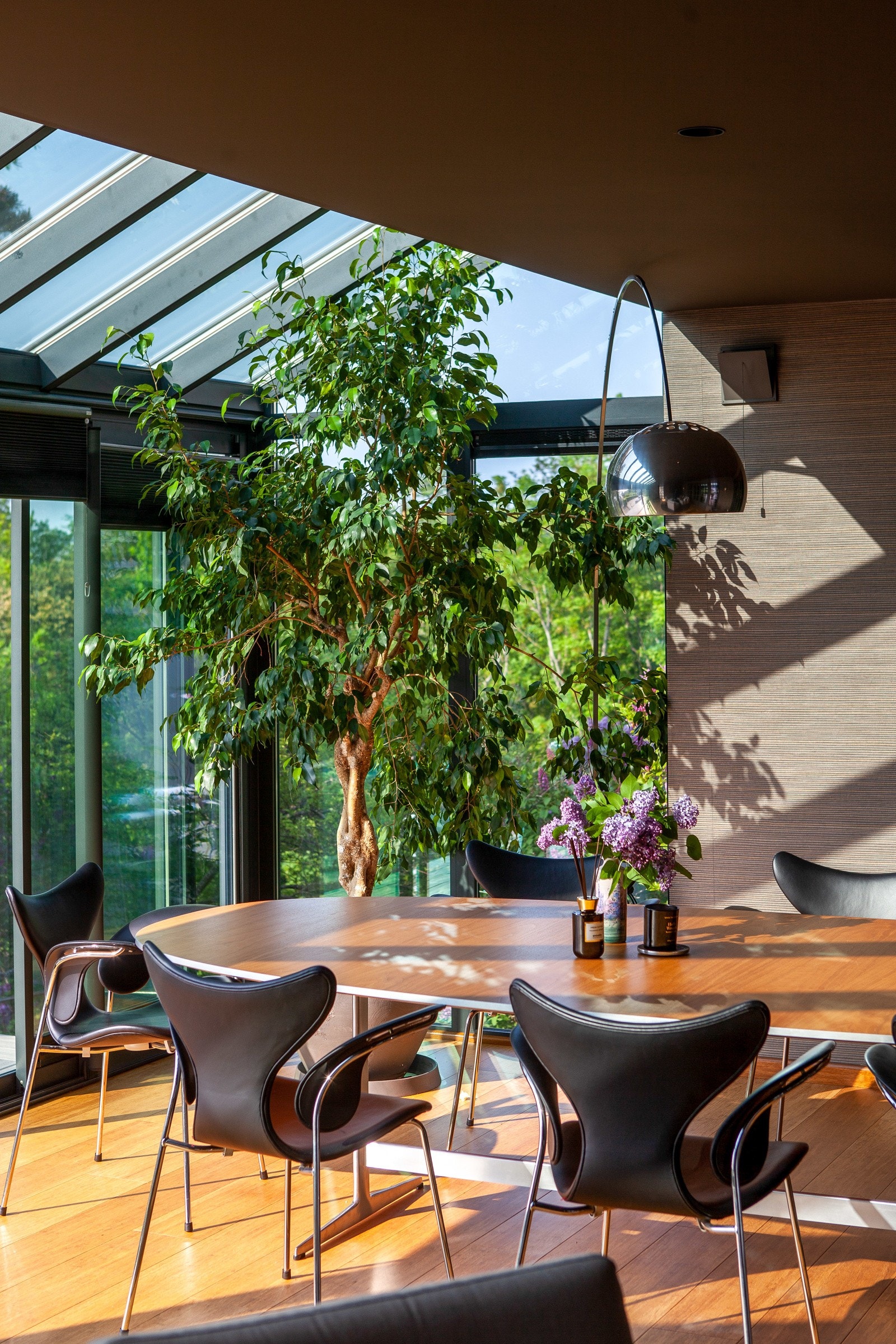 Hagestuen er av meget høy kvalitet og har heltregulv med varme. Gulvene er i meget slitesterk og miljøvennelig bambus. Galleribilde