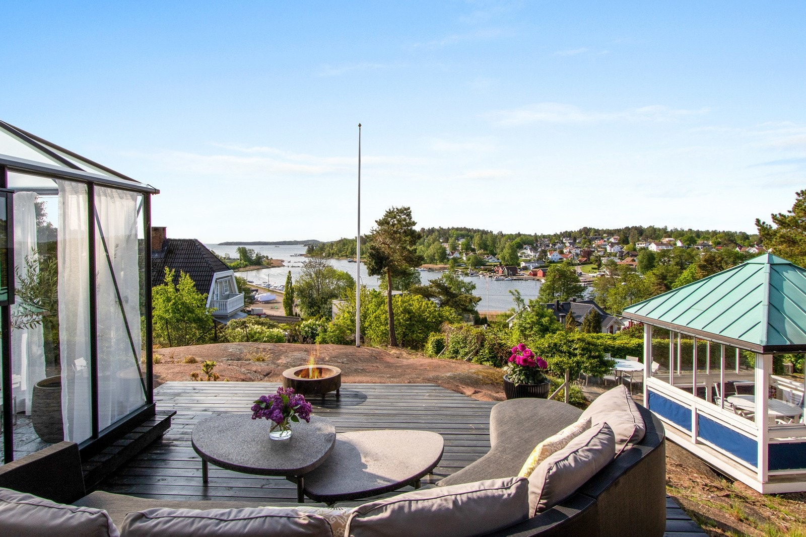 Utestuen/drivhus ligger høyt og fint til med egen terrasse i front. Galleribilde