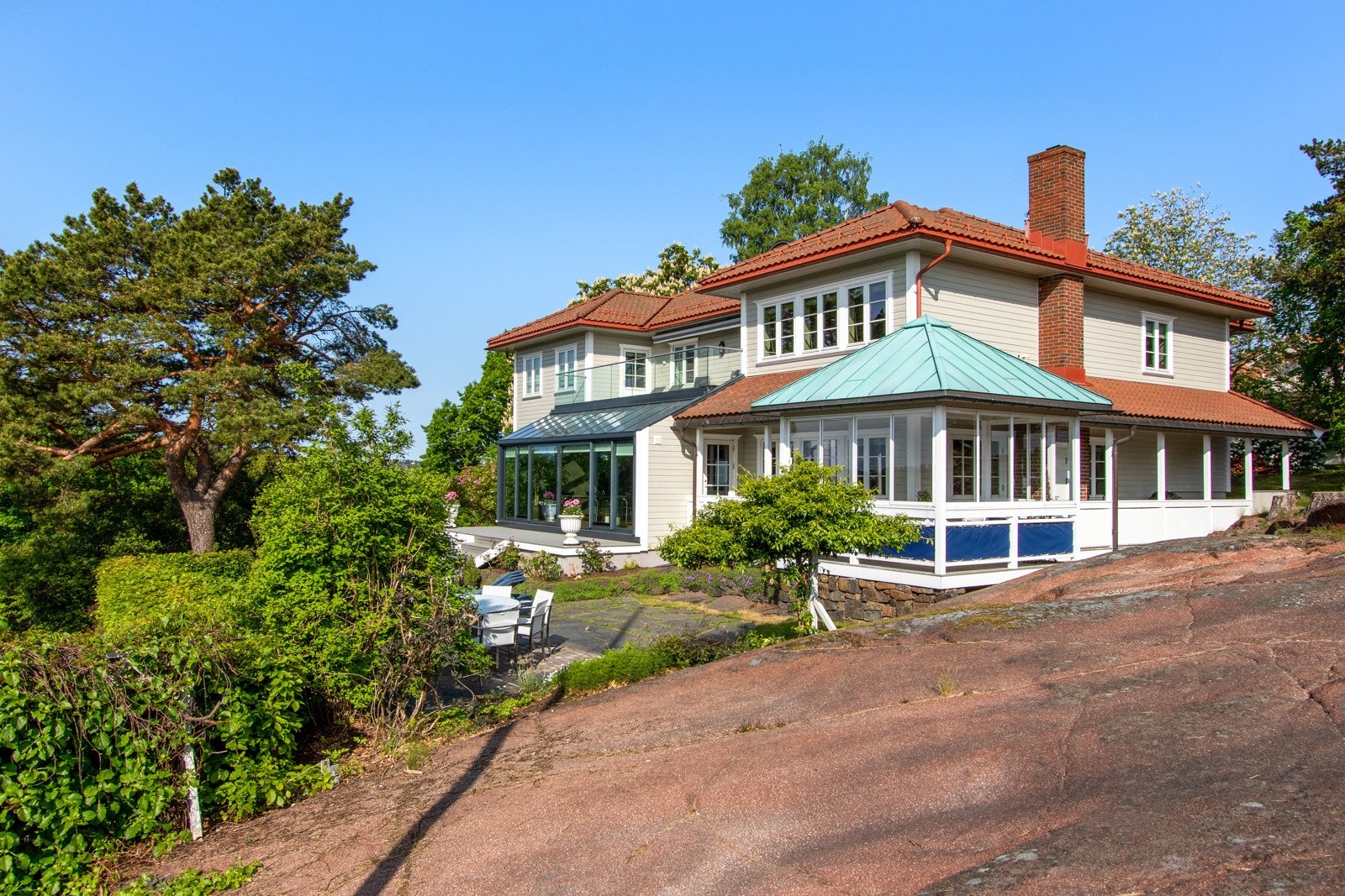 Dagene kan også tilbringes i en innglasset paviljong ved kjøkkenet. Galleribilde