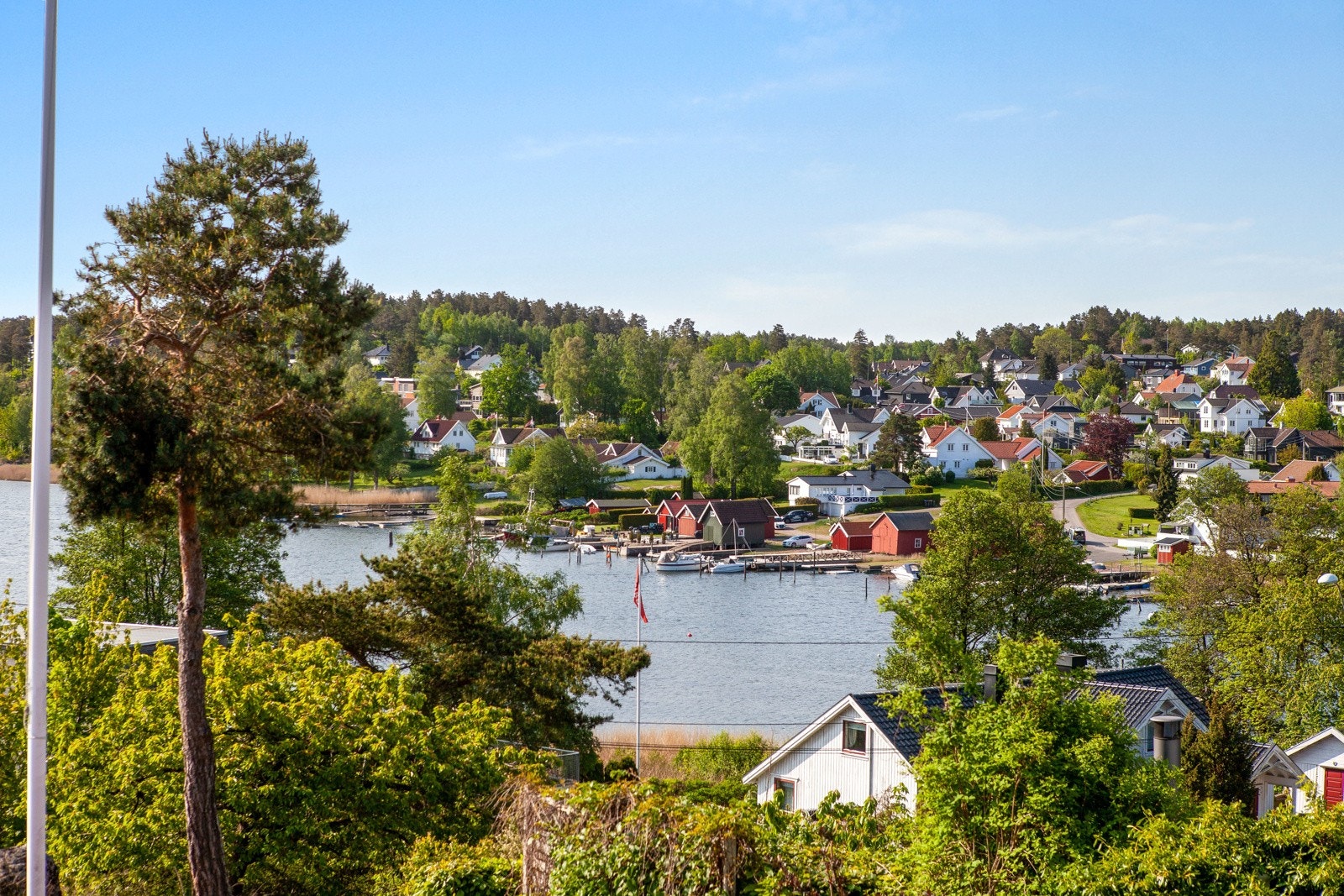 Det er meget gode solforhold på eiendommen, og fremsiden har sol fra tidlig morgen til ca. klokka 17. Galleribilde