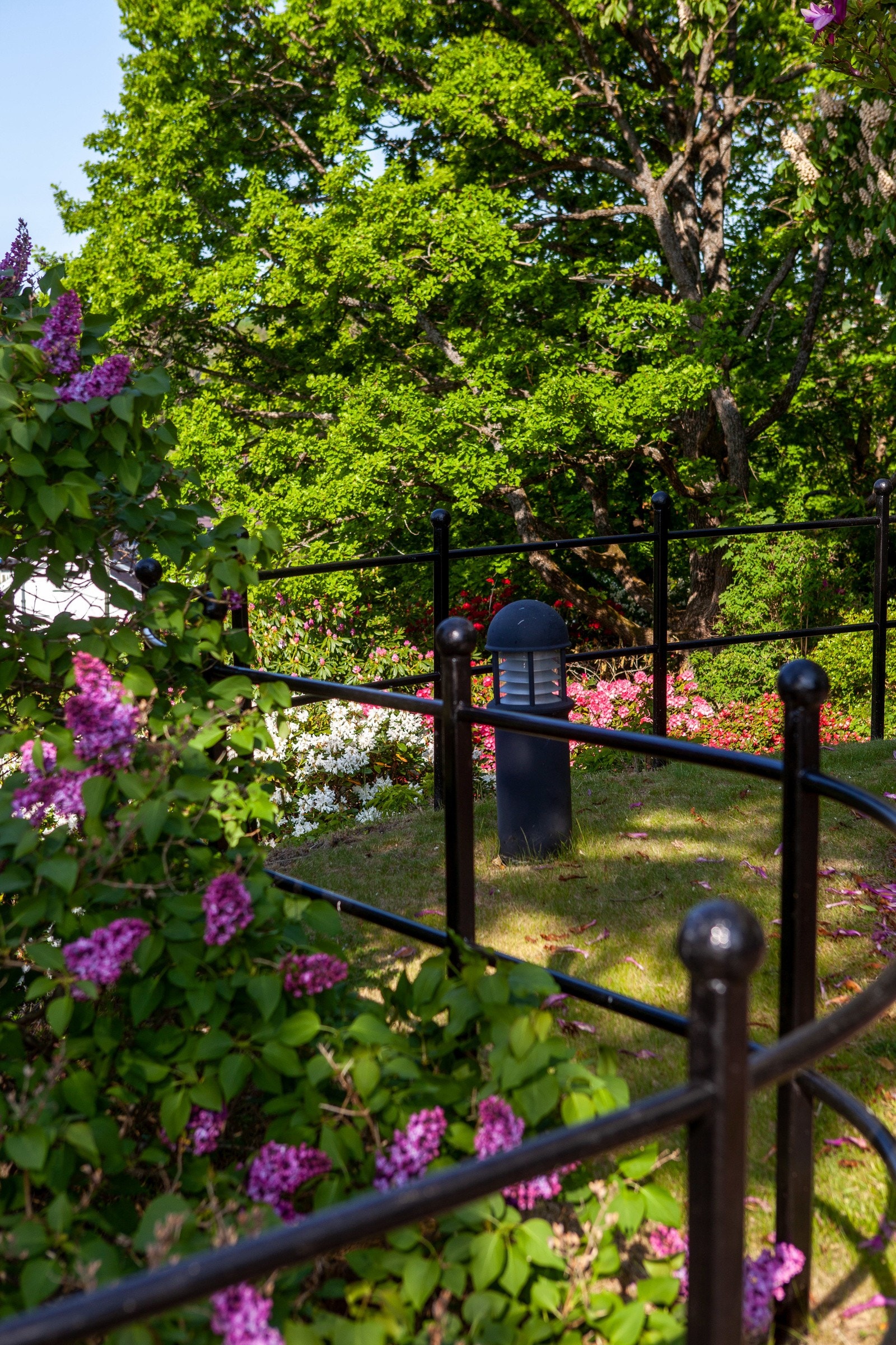 Det er ulike gangveier med singel, skiferheller og smijernsrekkverk, og hagen har fine trapper i granitt og skifer. Galleribilde