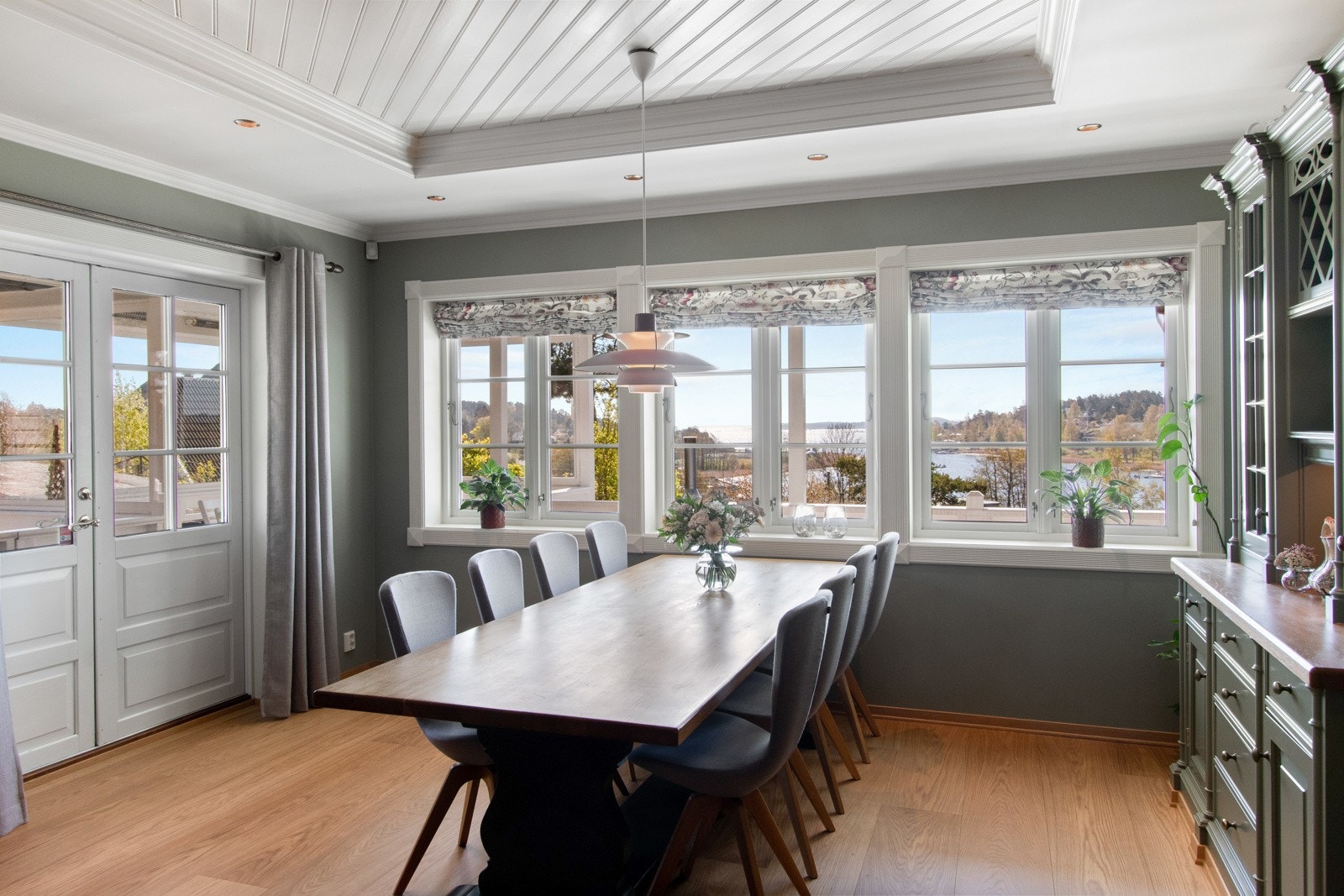 Store vinduer bidrar med mye naturlig lys til matlagingen, samtidig som de ivaretar en fantastisk sjøutsikt. Galleribilde