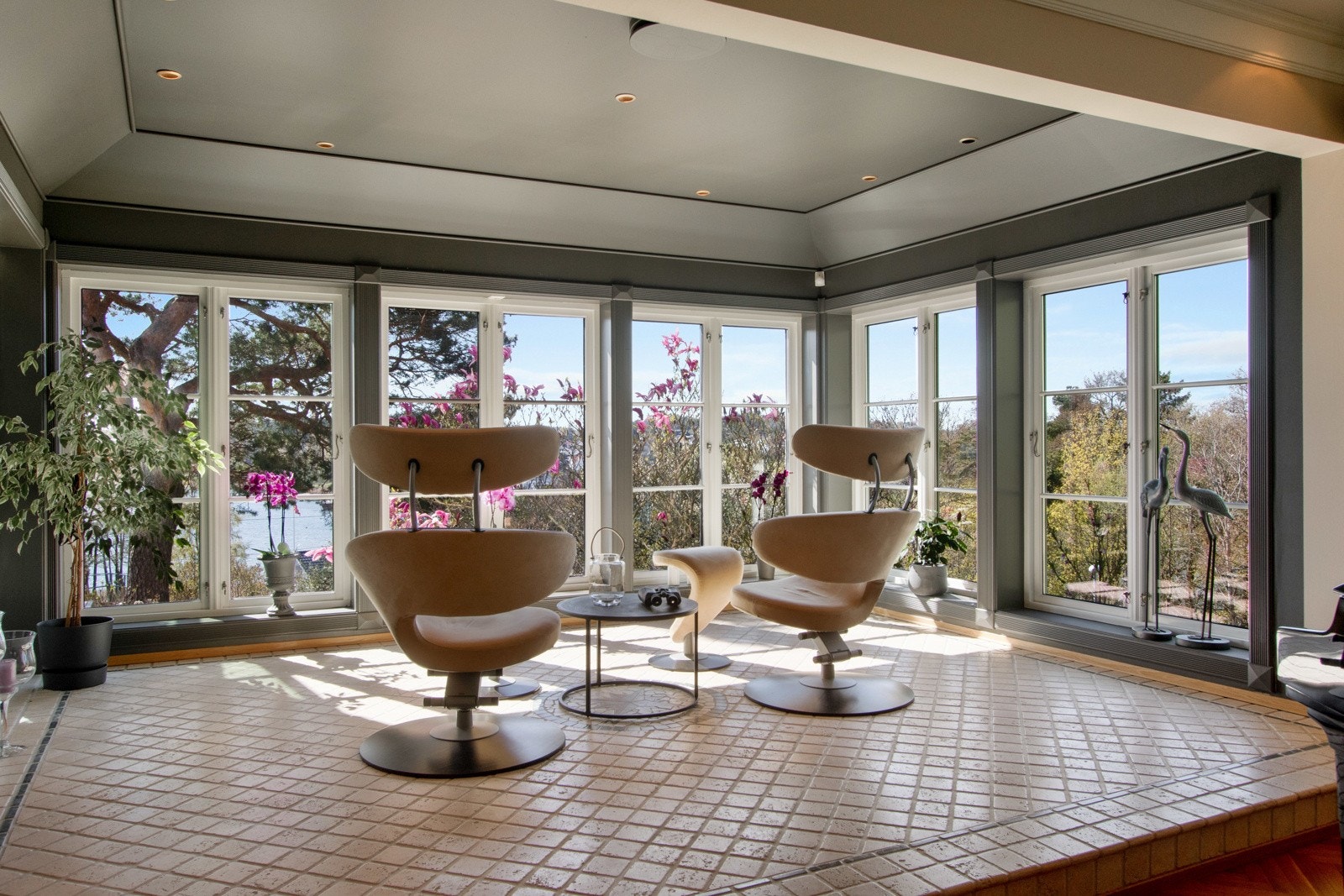 Hovedstuen går over to nivåer, og det øverste planet har lekre gulvfliser med noe dekor. Galleribilde