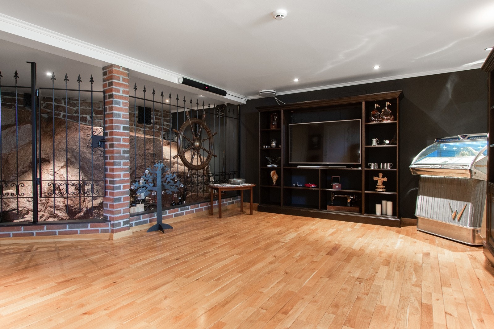 Kjellerstuen har downlights i himlingen og heltre parkettgulv med varme. Galleribilde
