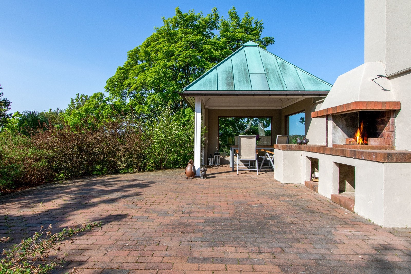 Her er det pergola, murt peis og et lysthus med kobbertekket tak. Galleribilde