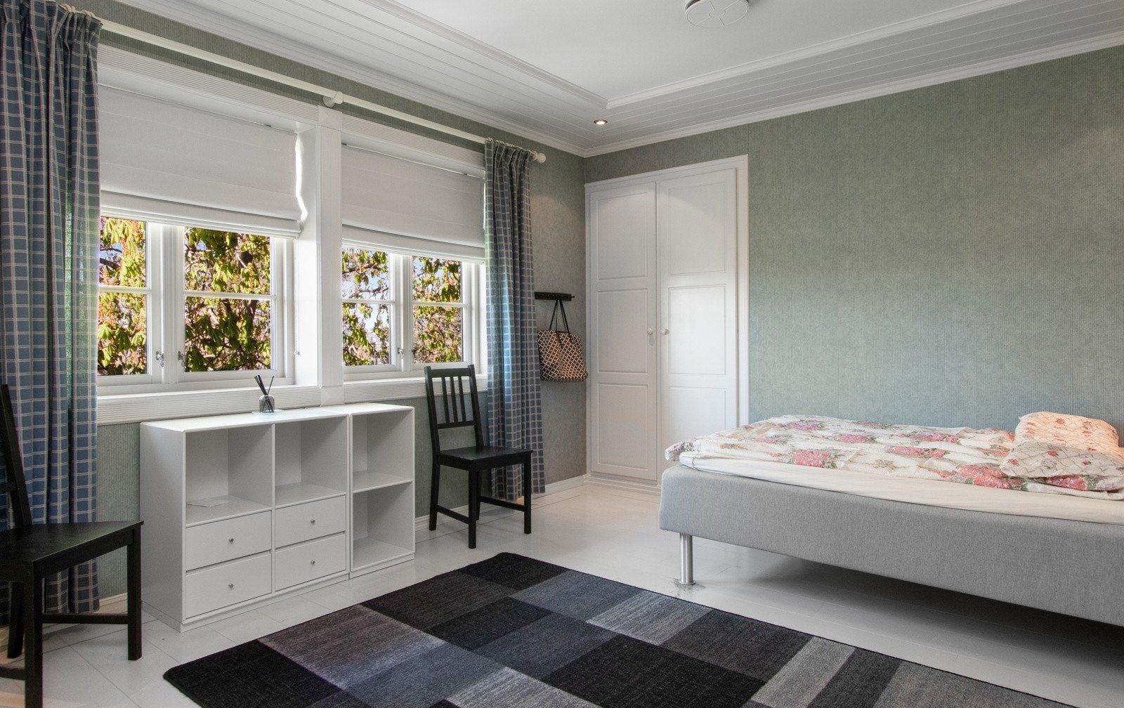 Nok et lekkert og romslig soverom. Galleribilde