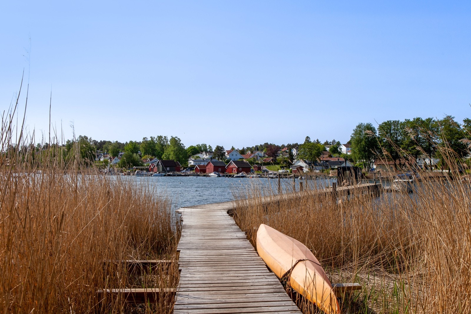 Nede ved vannet har villaen egen brygge. Galleribilde